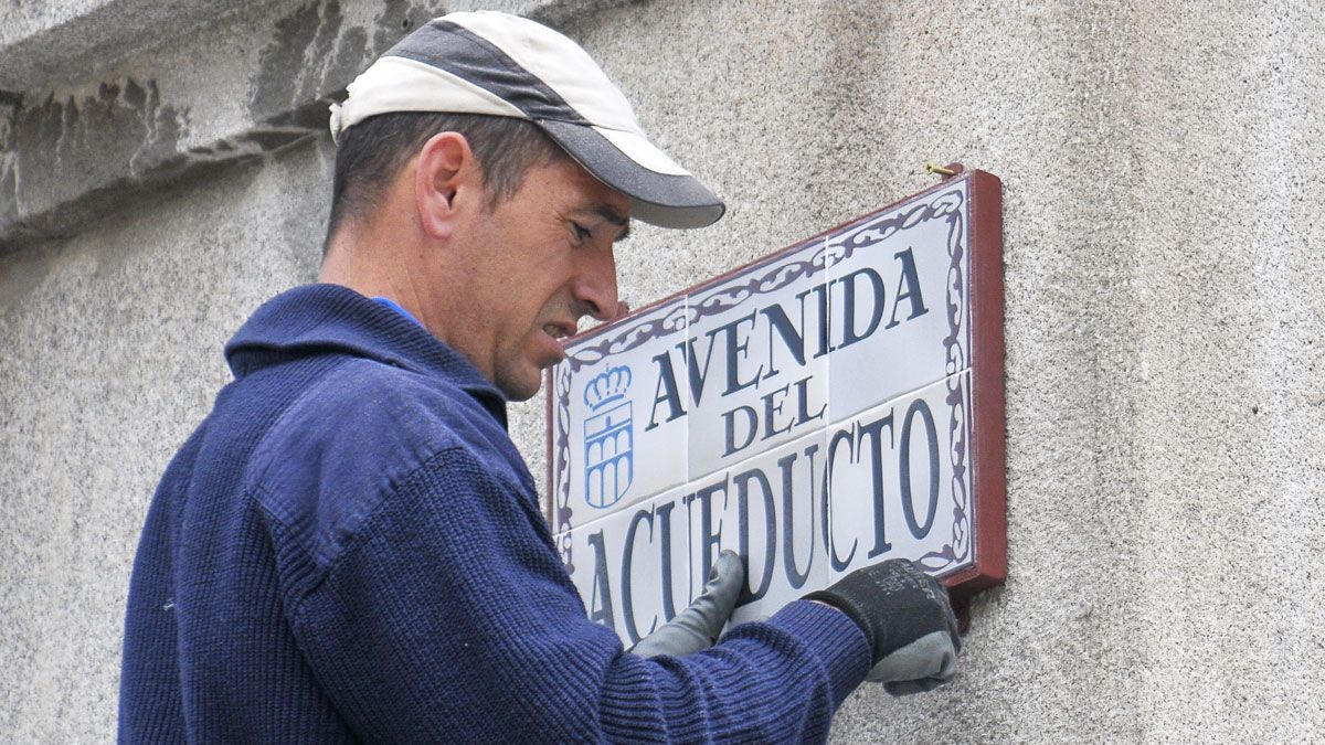 Imagen de la retirada del nombre de la calle Fernández Ladreda en Segovia.| Ical