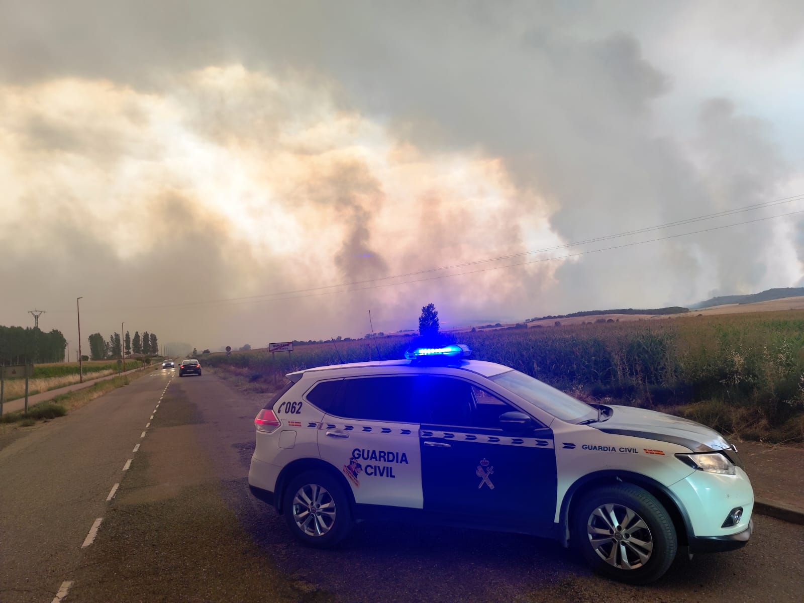 Vehículo de la Guardia Civil durante una de sus actuaciones en los incendios forestales de estos días. | LNC