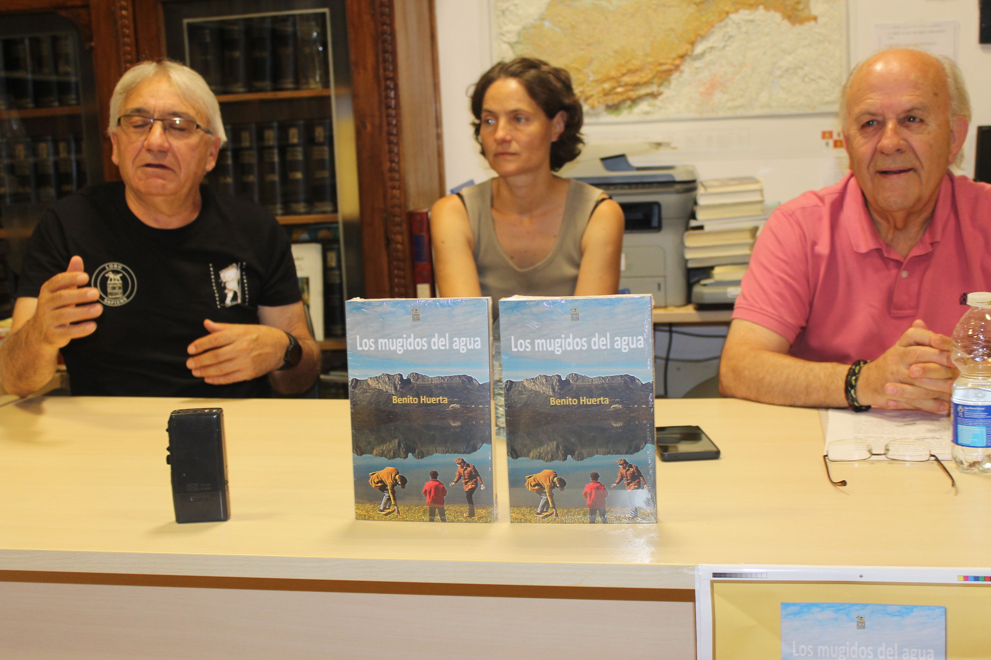 Un momento de la presentación de la novela en la biblioteca de Boñar.| HURTADO