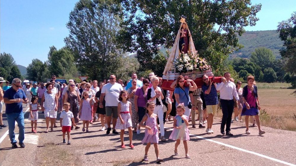 Vecinos y devotos de la comarca se reúnen cada 15 de agosto para arropar a Nuestra Señora de Boínas. | E. NIÑO