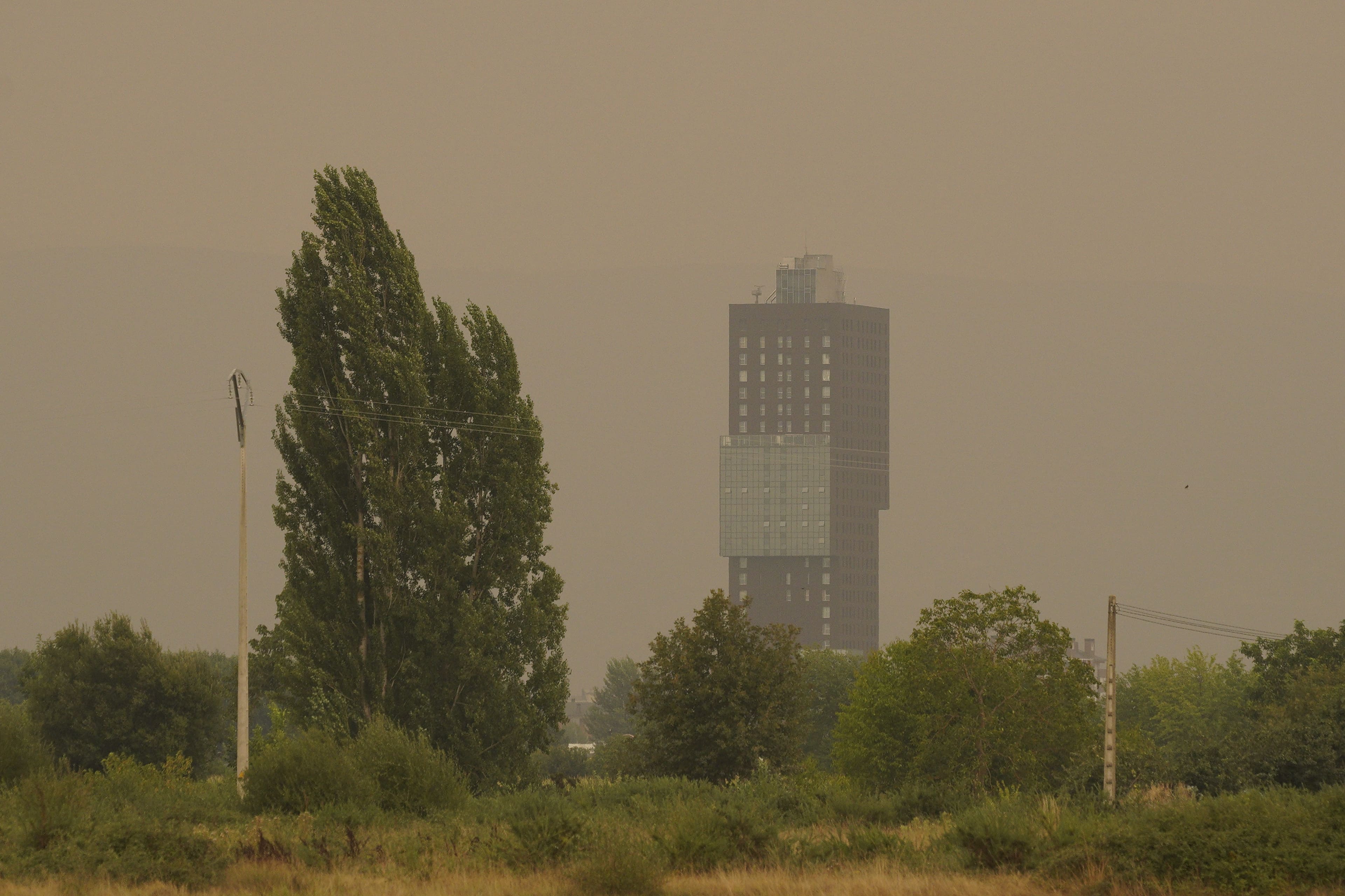 Intenso humo en Ponferrada provocado por los incendios. | CÉSAR HORNIJA (ICAL)