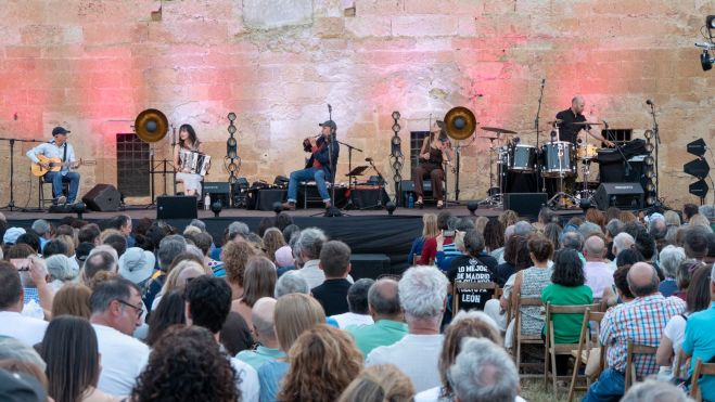 Carlos Núñez y su grupo en Sandoval