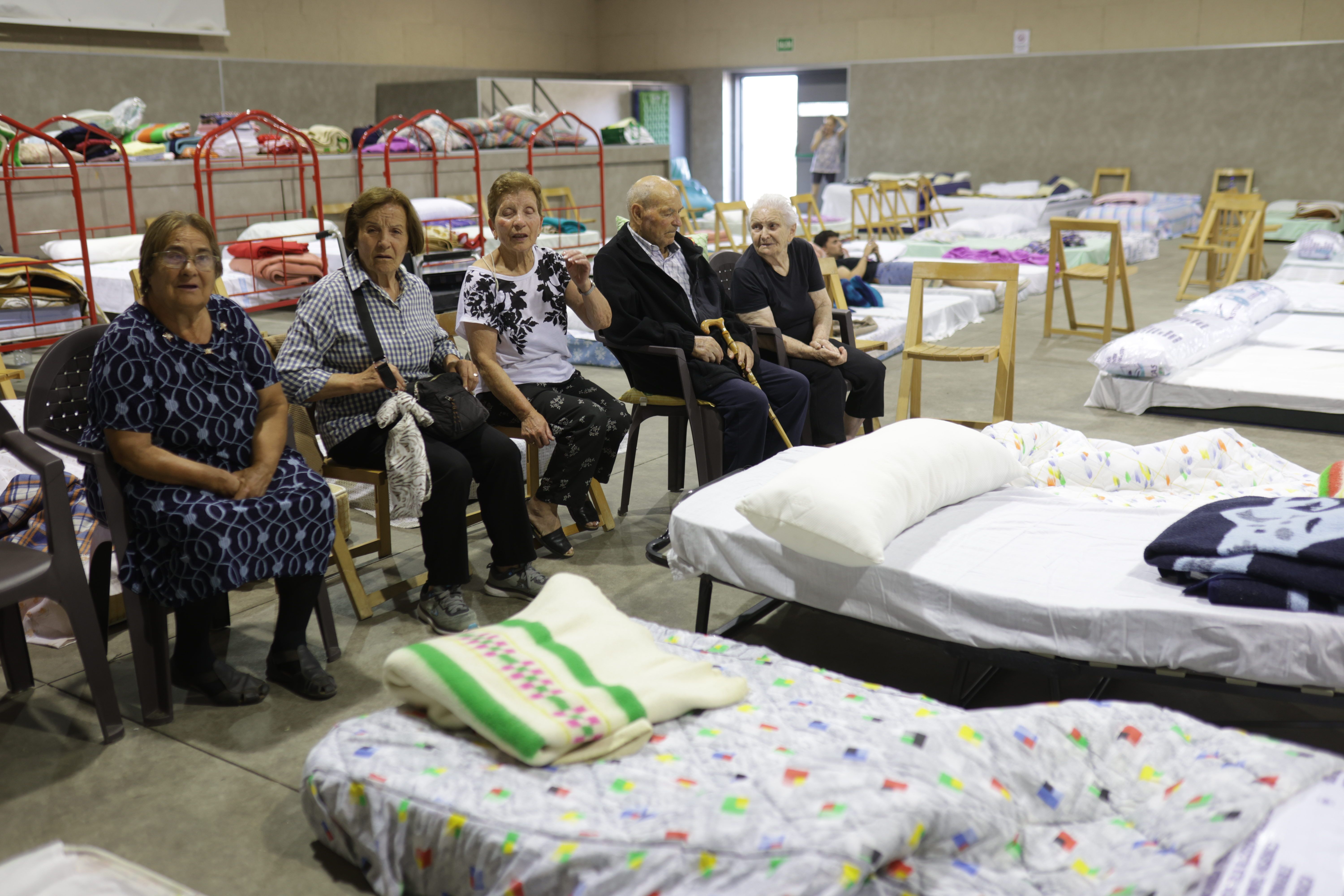 Personas evacuadas de sus pueblos por los incendios. | ICAL