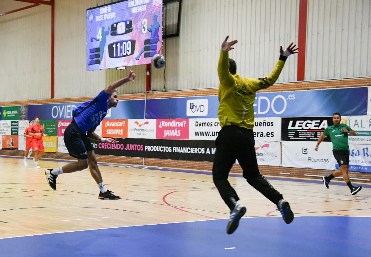 El Ademar cayó en el primer amistoso del triangular. BASE OVIEDO
