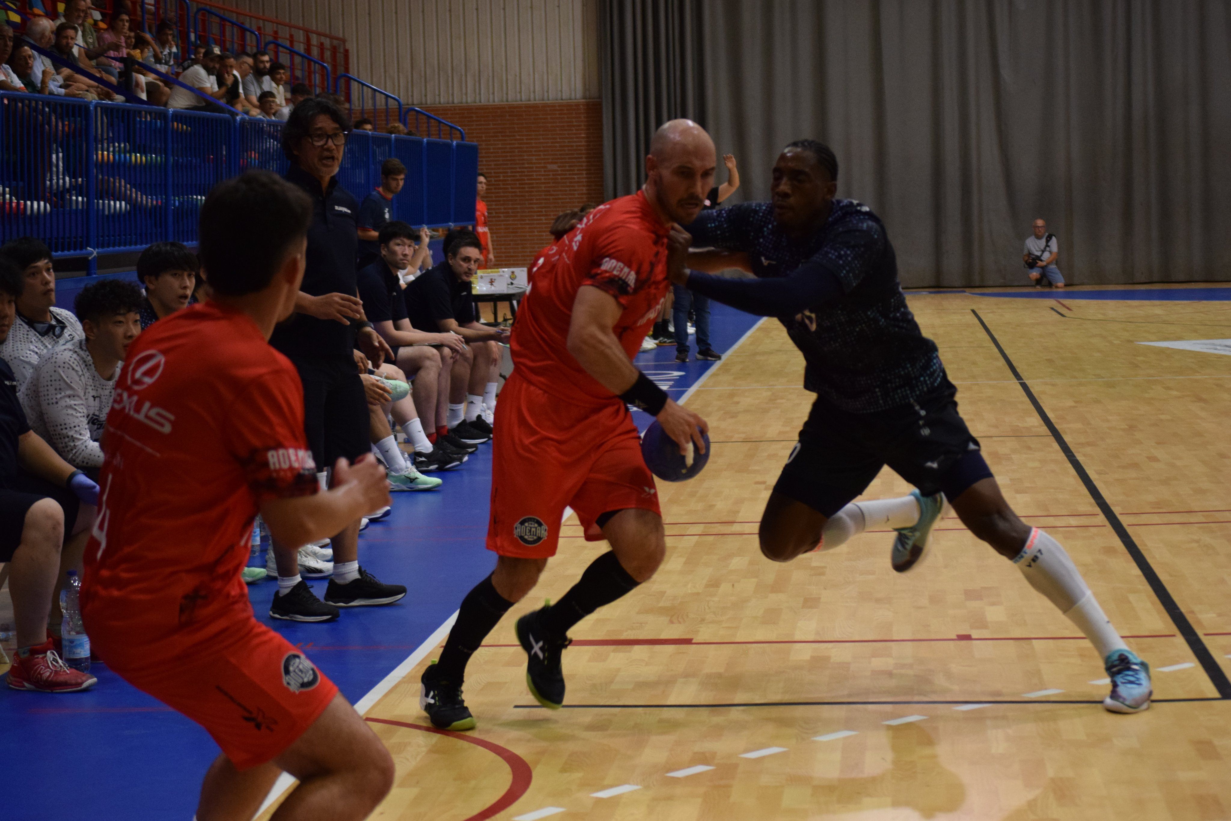 Adrián Fernández durante uno de los momentos del partido. BASE OVIEDO