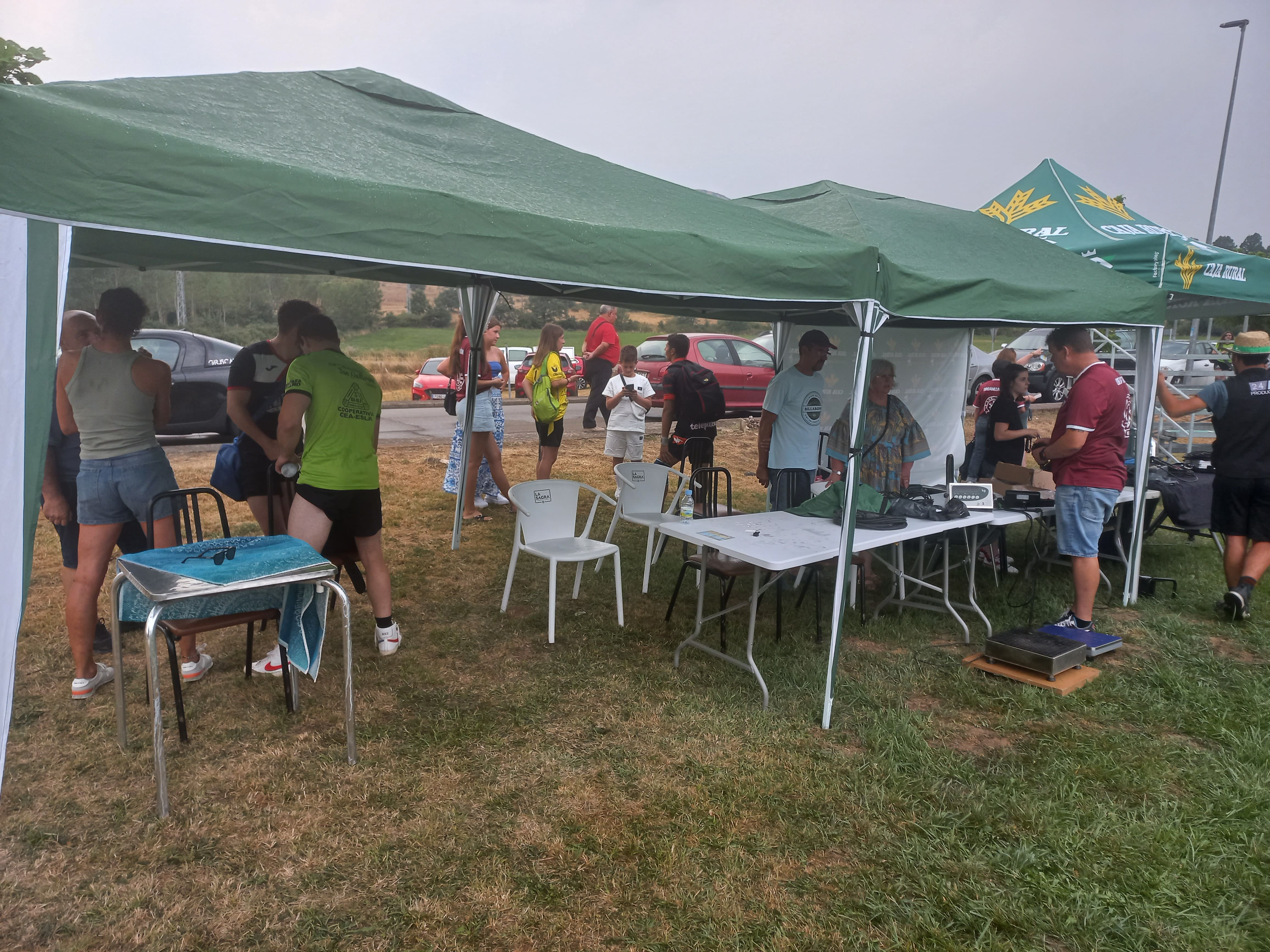 La aparición de la lluvia llevó a la Federación y organizadores de Vegaquemada a tomar la decisión de suspender . F. FERNÁNDEZ