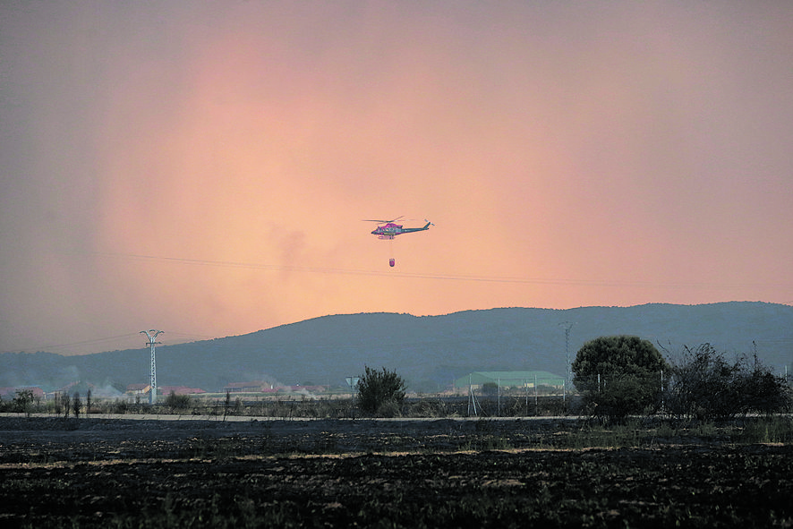Tareas de extinción del incendio forestal que asola estos días la comarca de la Valdería. | FERNANDO OTERO