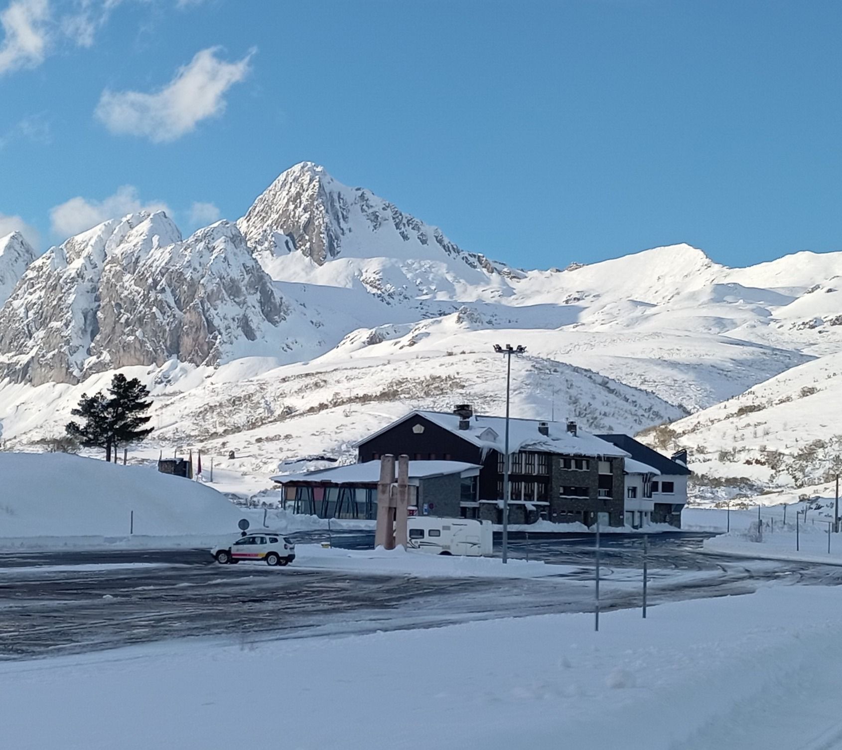 Cafetería Salencias y hotel Pico Agujas en la estación de San Isidro.