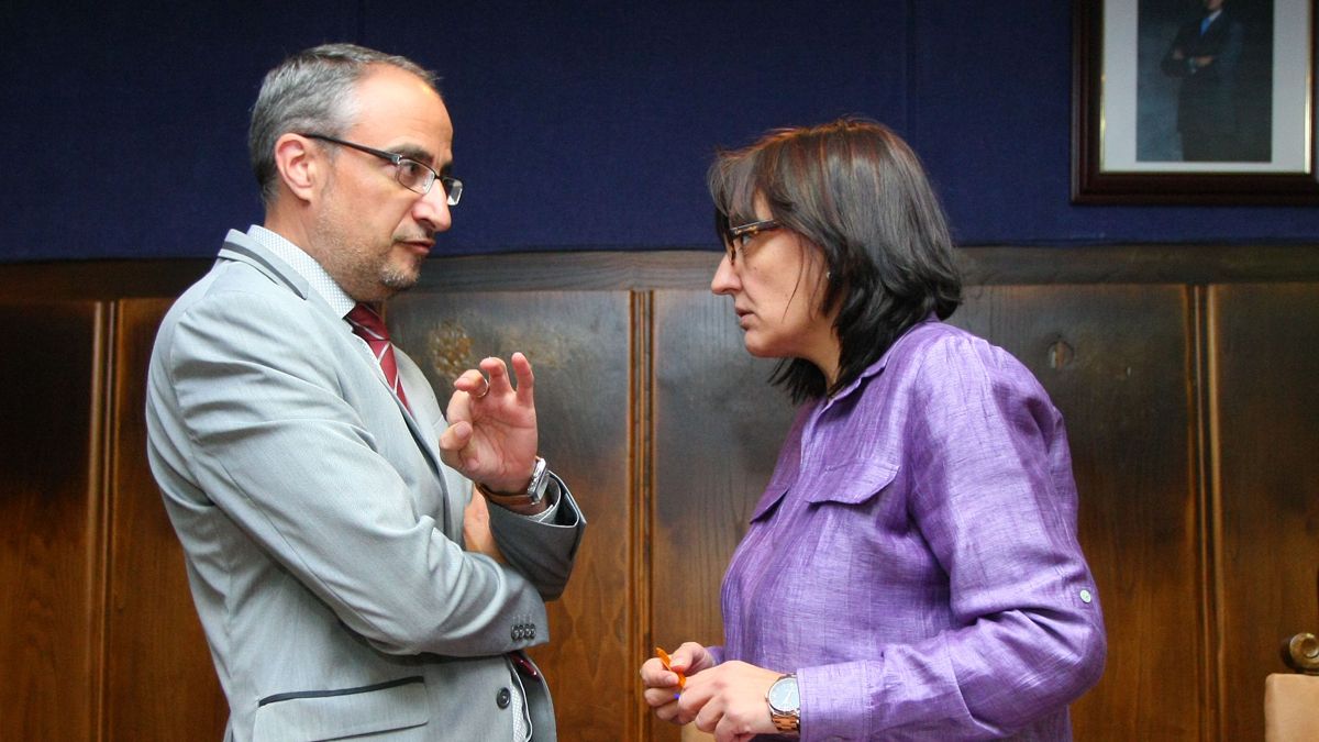 Olegario Ramón(PSOE) dialoga con Amparo Vidal(PP) en una imagen de archivo. | CÉSAR SÁNCHEZ (ICAL)
