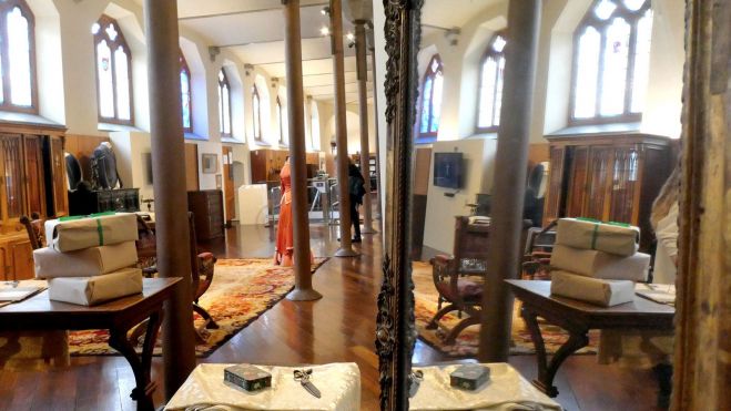 3 Detalle del interior, en él destaca una parte de la obra de Gaudí y el ‘decorado’ de la tienda de tejidos de los dueños de la casa 3 Detalle del interior, en él destaca una parte de la obra de Gaudí y el ‘decorado’ de la tienda de tejidos de los dueños de la casa