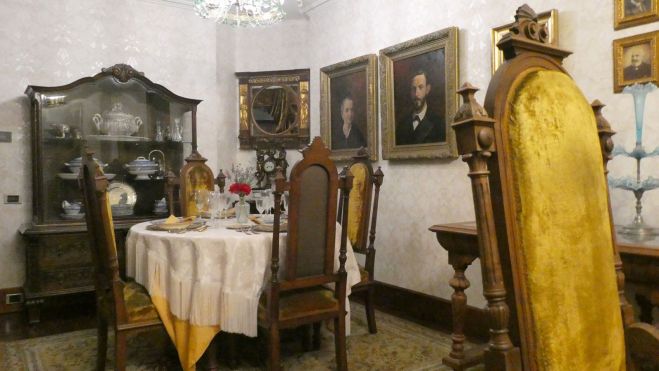 4 Detalle de uno de los salones, conservando los muebles originales 4 Detalle de uno de los salones, conservando los muebles originales