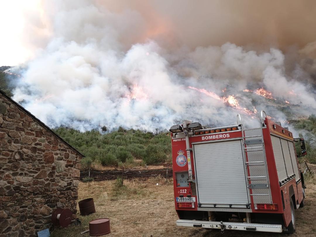 El fuego se iniciaba en Orallo el viernes y se extendía a Caboalles.
