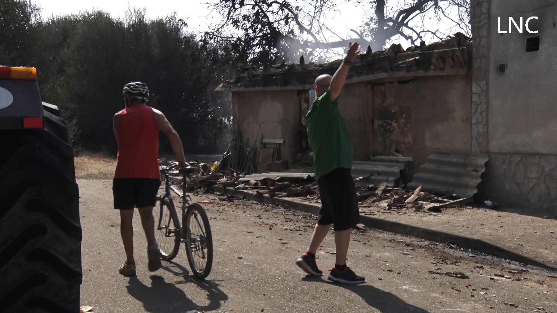 “Aquí lo paramos nosotros”: Vecinos defienden sus pueblos del fuego en León “Aquí lo paramos nosotros”: Vecinos defienden sus pueblos del fuego en León