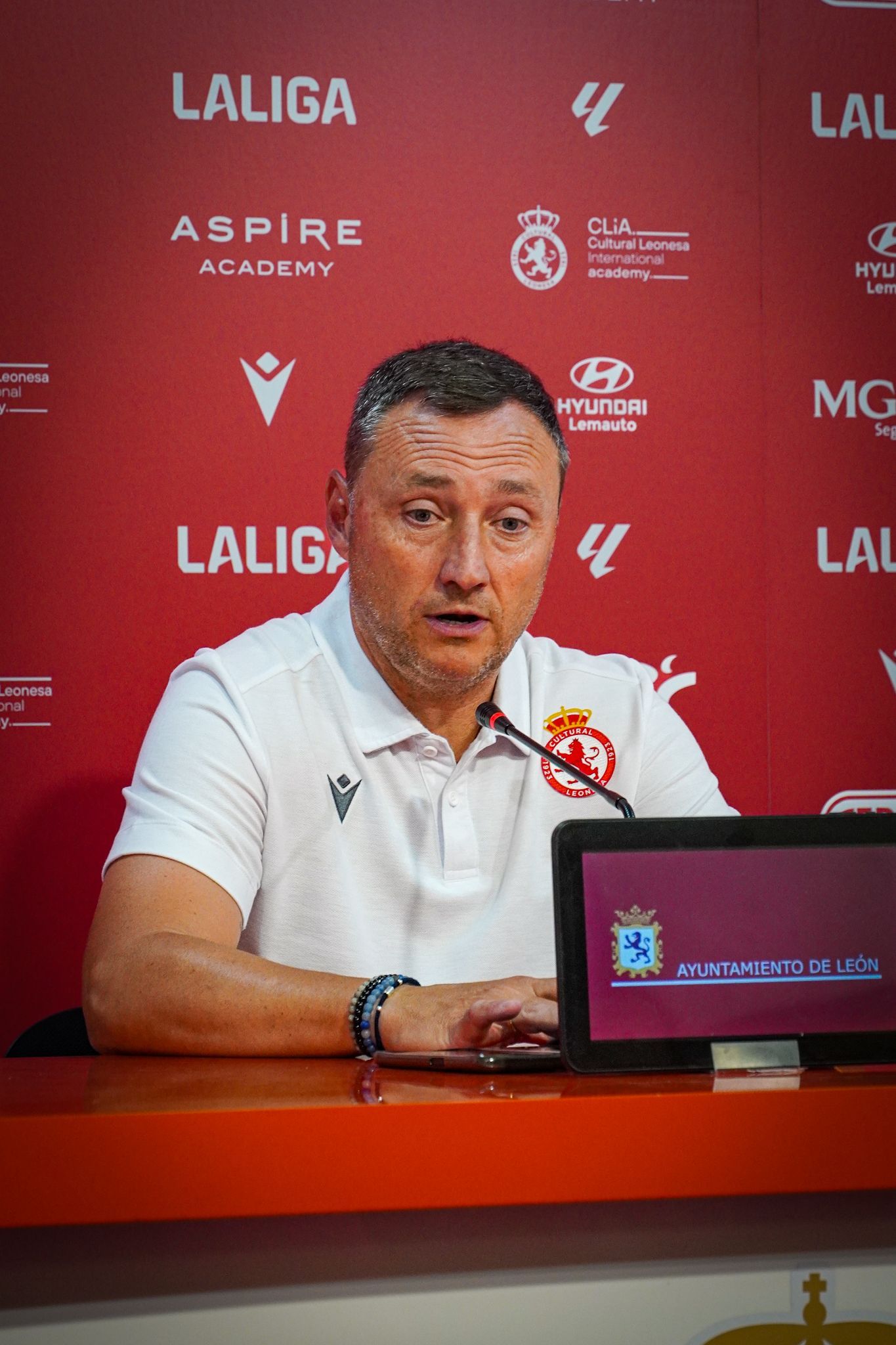 Raúl Llona durante la rueda de prensa previa al debut en Segunda ante el Burgos. CYDL