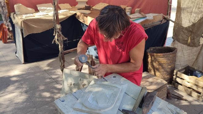 Detalle del trabajo artesano durante la Feria de Valencia de Don Juan.
