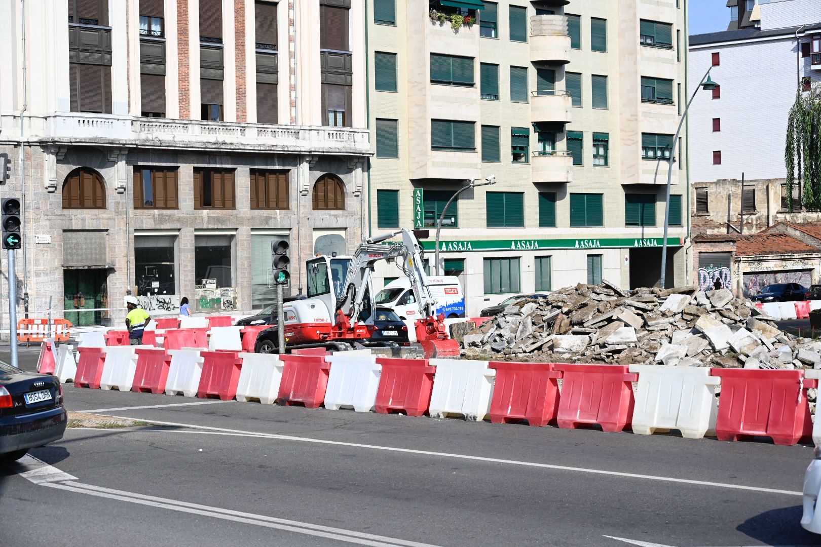  Primeras obras de la glorieta que regulará el tráfico en la confluencia de la avenida de Palencia con Sáenz de Miera y el paseo de Salamanca. | SAÚL ARÉN