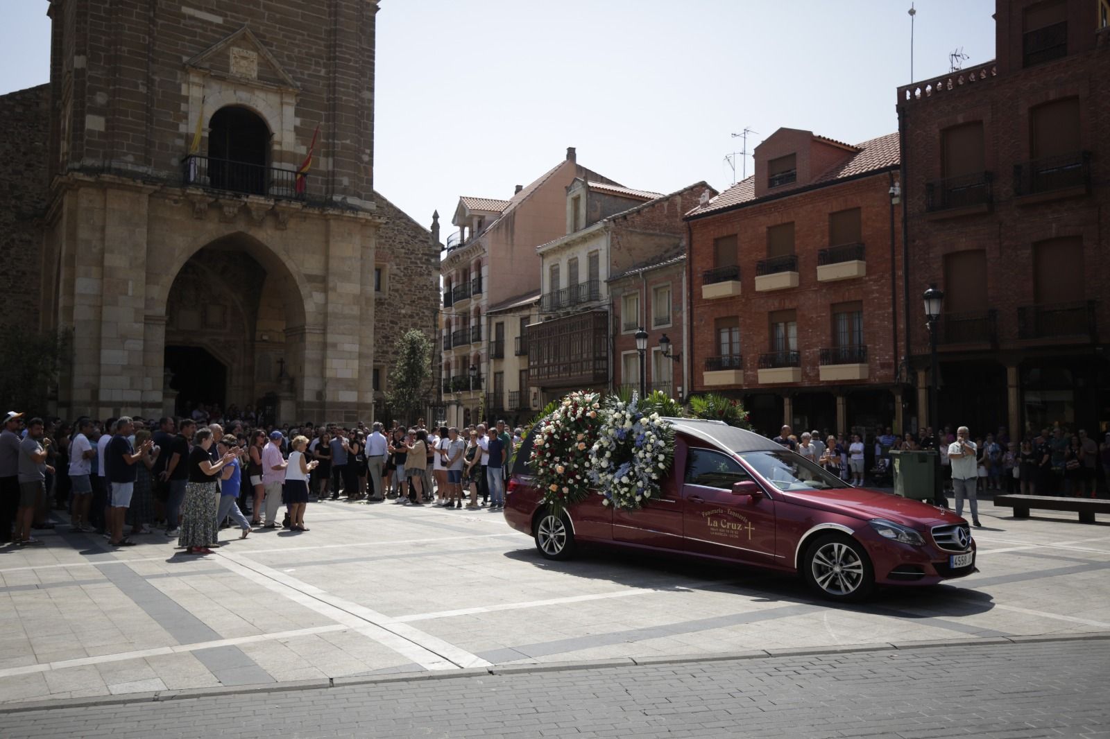 Familiares, amigos y vecinos de la comarca despidieron ayer por la mañana a Abel Ramos en la iglesia parroquial de Santa María de La Bañeza. | FERNANDO OTERO