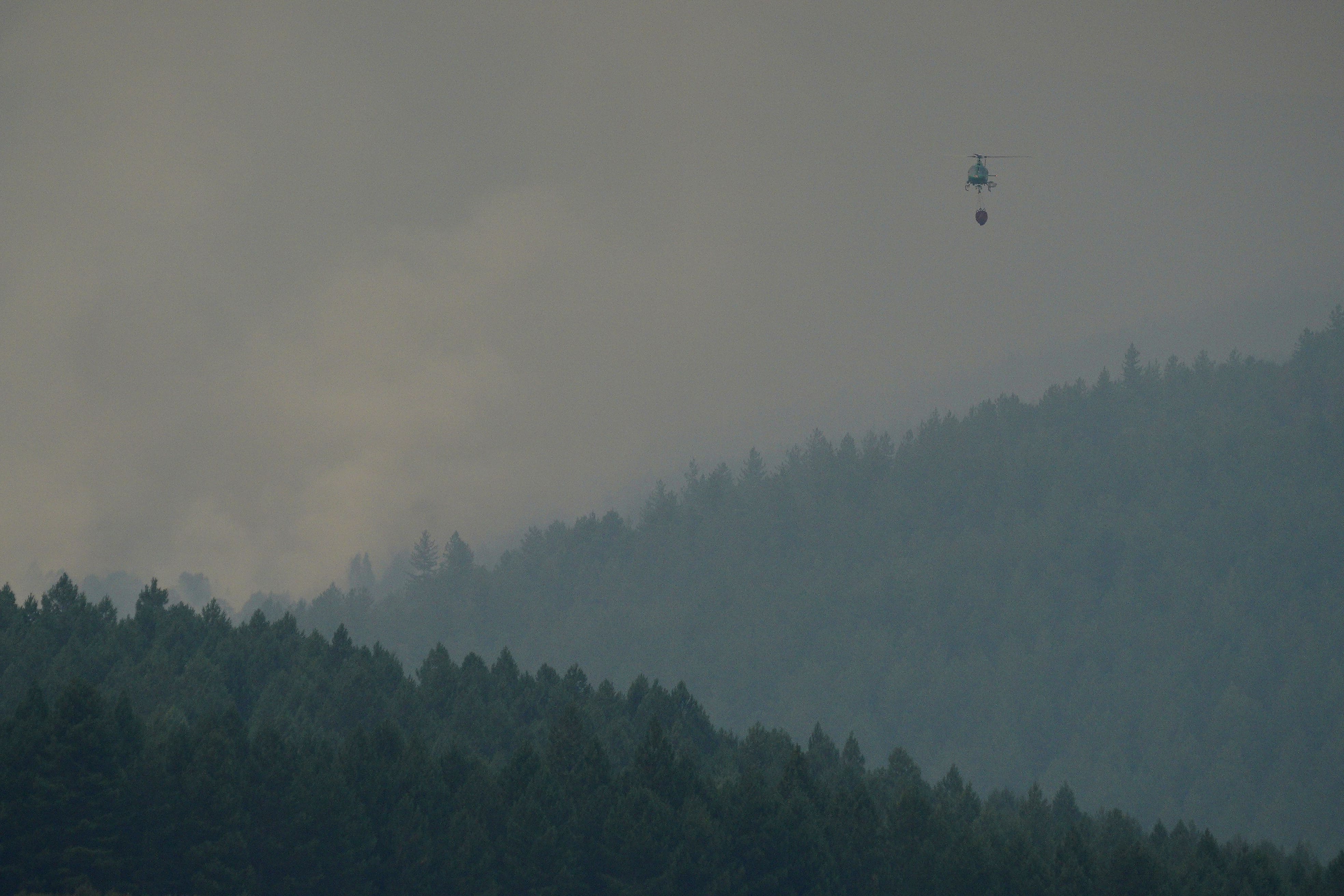 Un helicóptero sofoca uno de los incendios que azotan al Bierzo. | CÉSAR HORNIJA (ICAL)