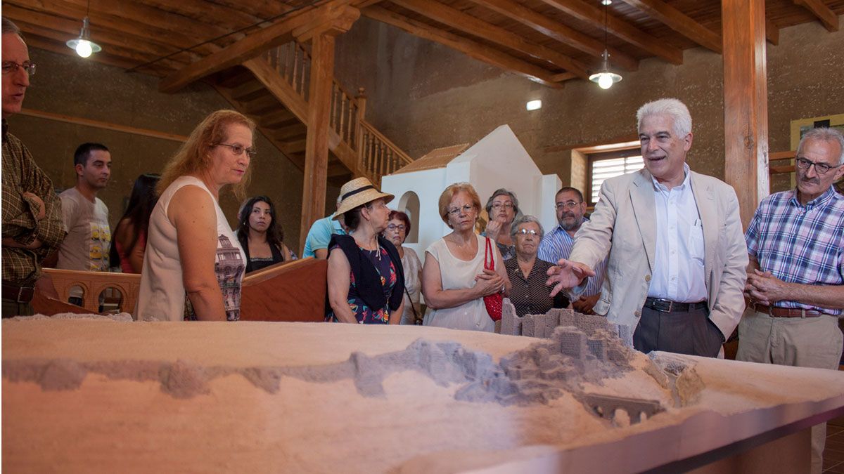 La inauguración de la muestra ‘Ars Mechanicae, ingeniería medieval en España’ congregó a numerosos vecinos de Gordoncillo. T.G.