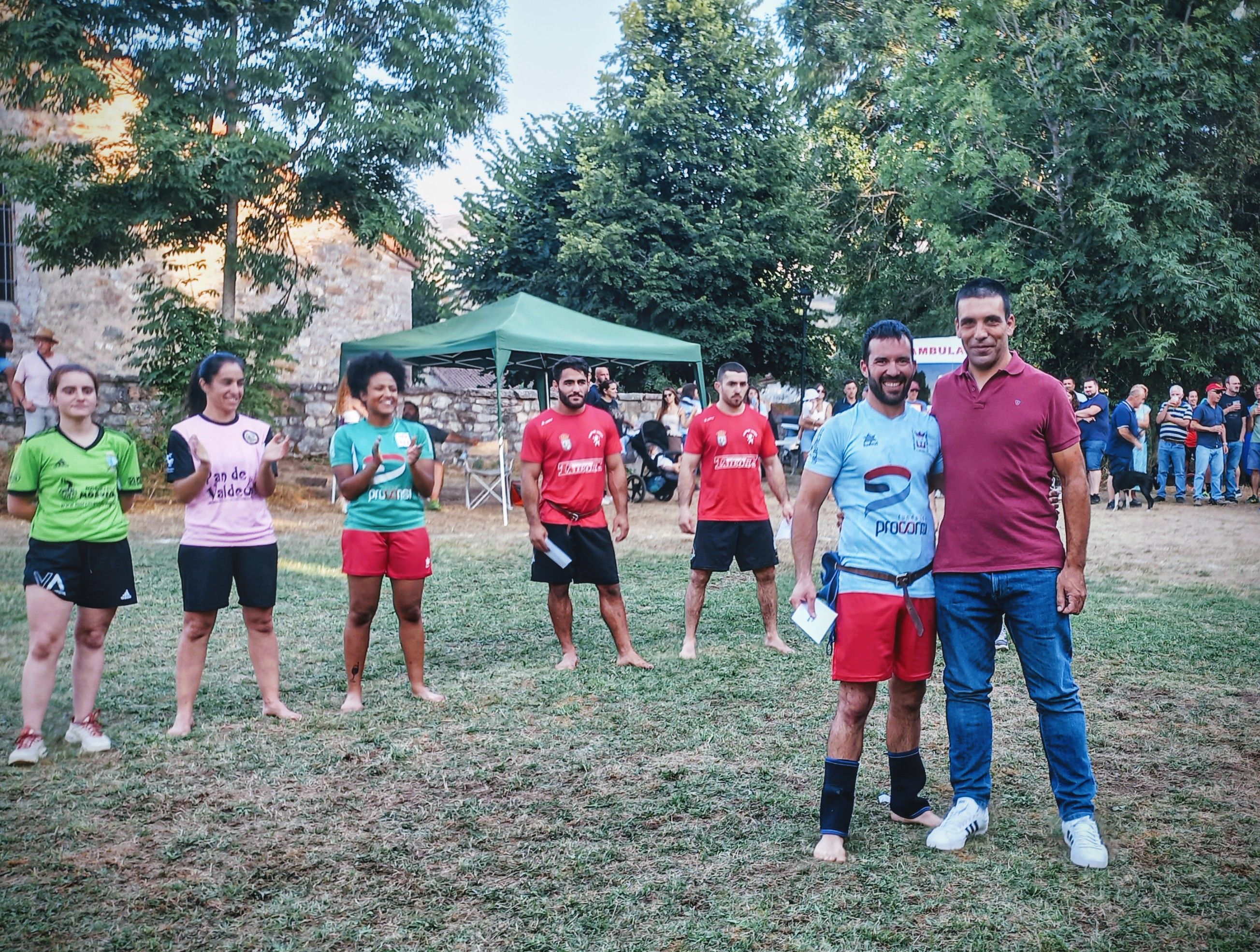 El Oso de Pallide fue el encargado de darle el premio a su buen amigo Gasi / F.FERNÁNDEZ