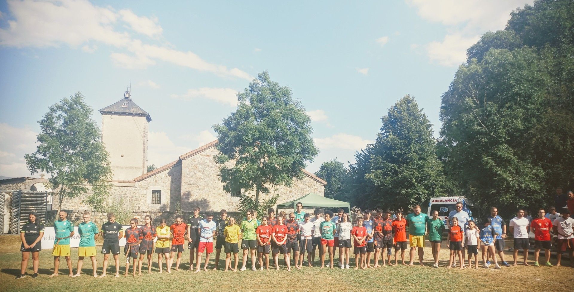 El corro comenzó con un minuto de silencio por los dos leoneses fallecidos tratando de extinguir los fuego F. FERNÁNDEZs que arrasan la provincia