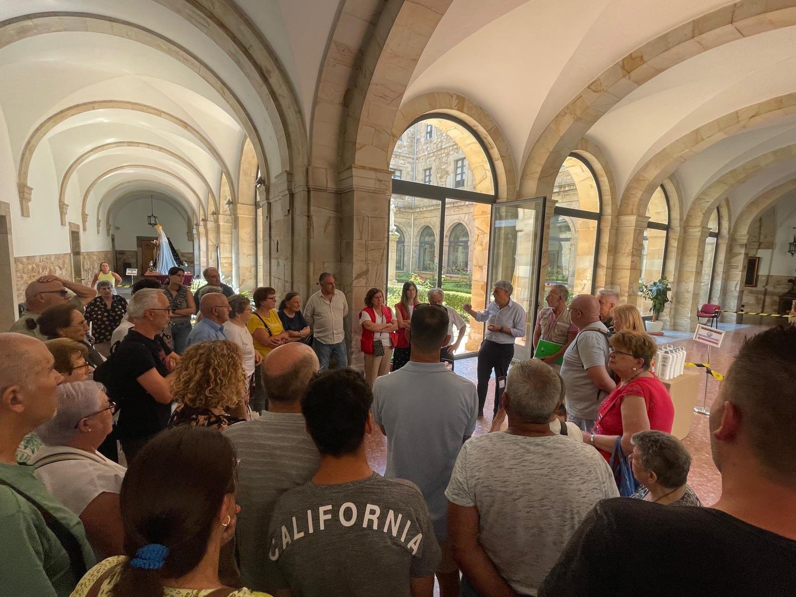 El delegado de la Junta, Eduardo Diego, se acercó este jueves al Seminario de Astorga para visitar a los vecinos desalojados. | LNC