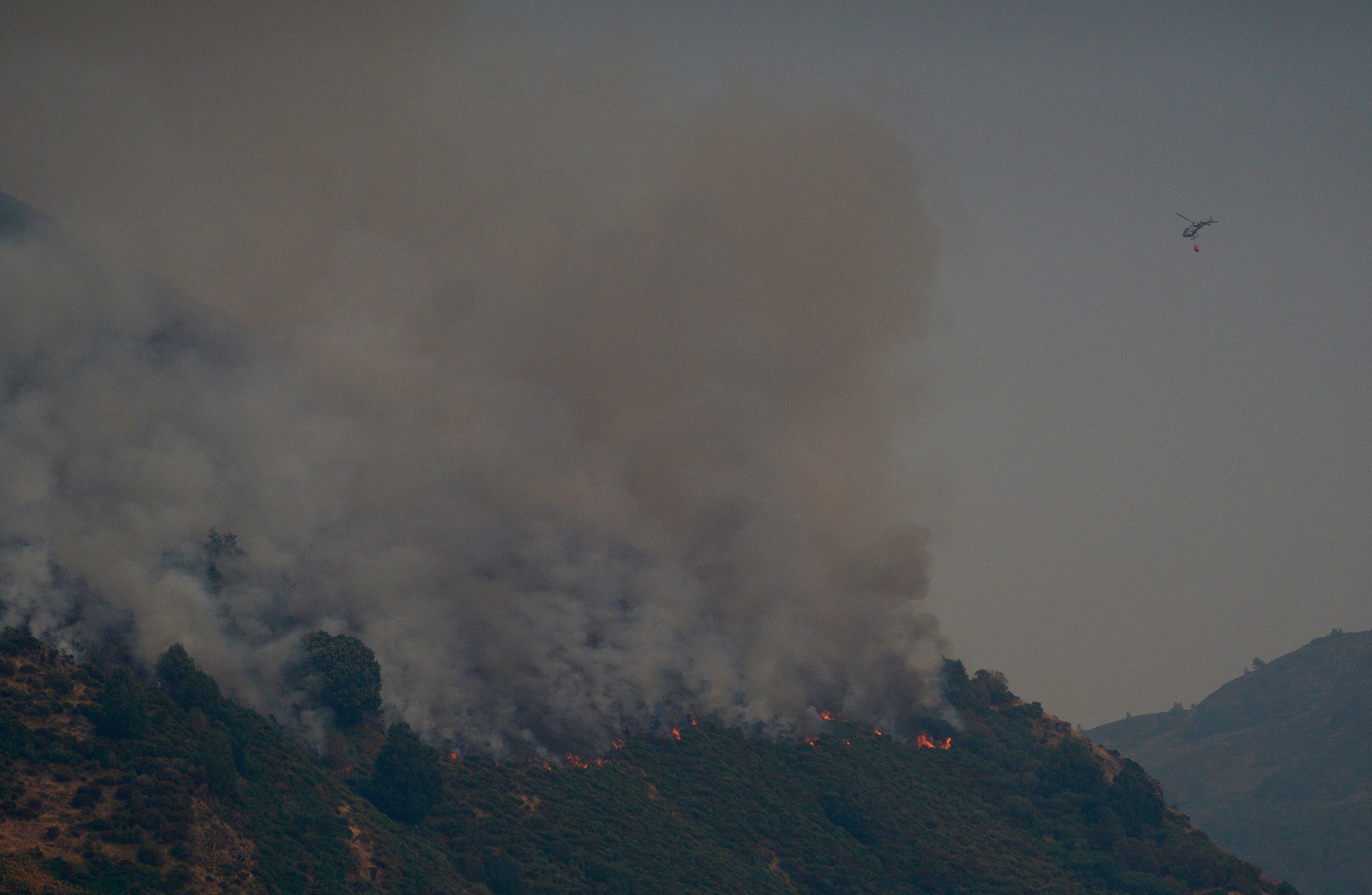 Incendio de Fasgar (Laciana), en la localidad berciana de Salientes.  | CÉSAR HORNIJA (ICAL)