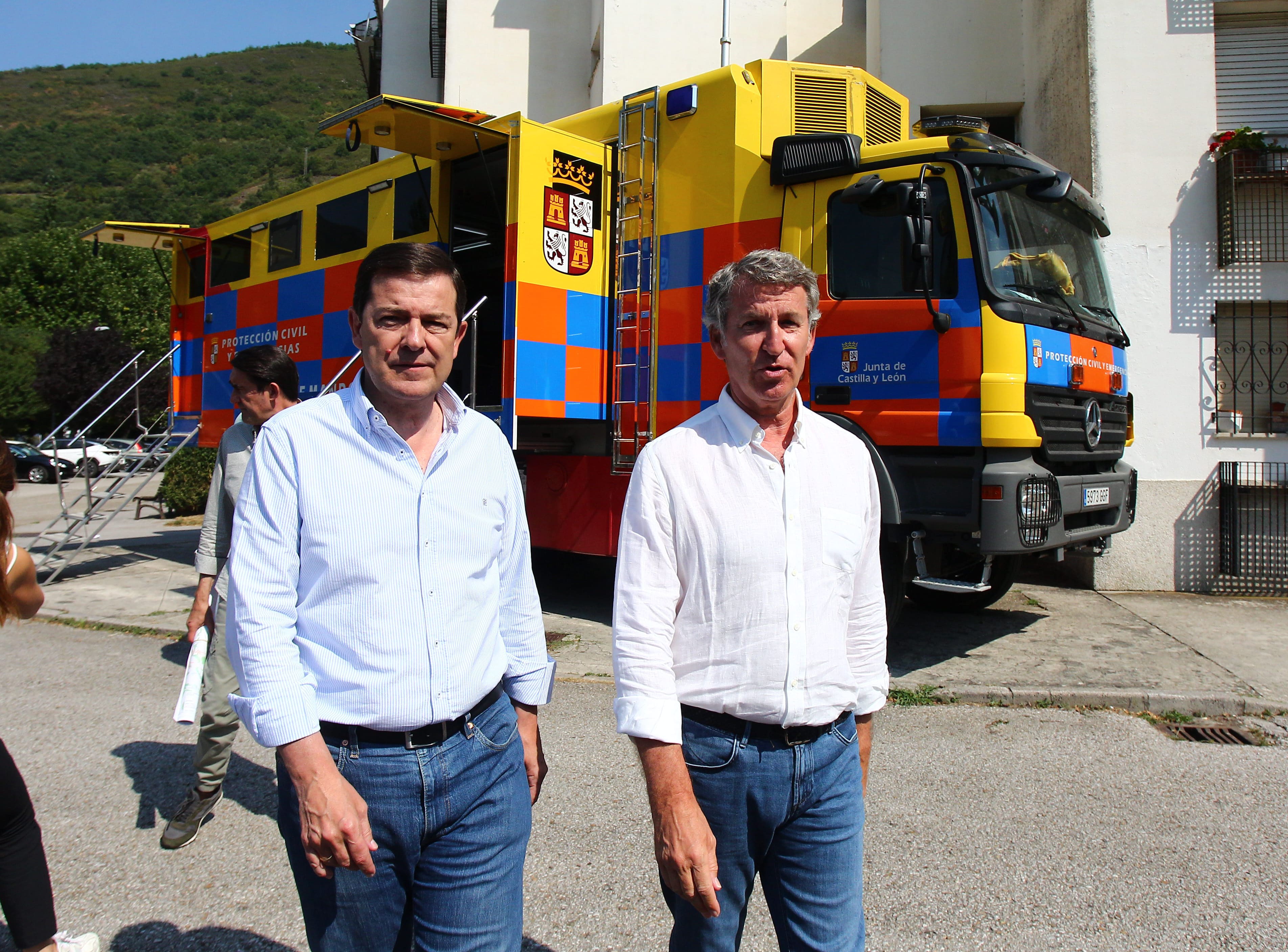 Feijóo (derecha) visita junto a Mañueco (izquierda) el municipio de Palacios del Sil. | ICAL