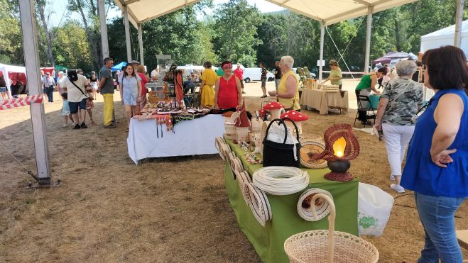 Mercado artesano y agroalimentario en la campa.