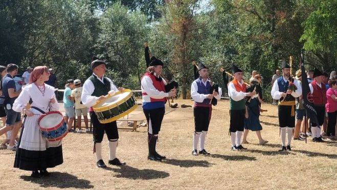 Gaita y tambor acompañaron a la Virgen en la procesión.