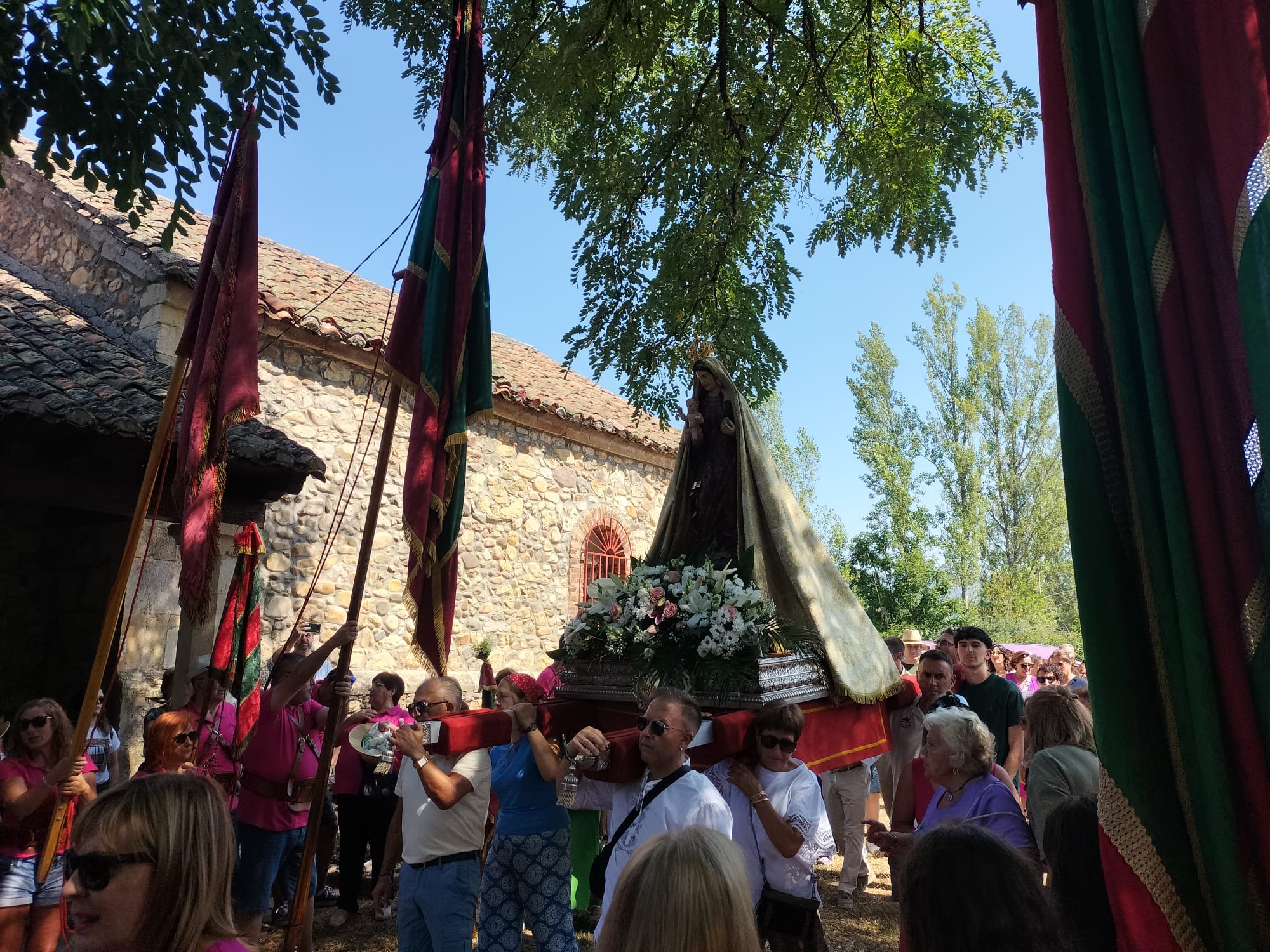 En la fotografía, la Virgen de Boínas en su llegada a la ermita. | ESTEFANÍA NIÑO