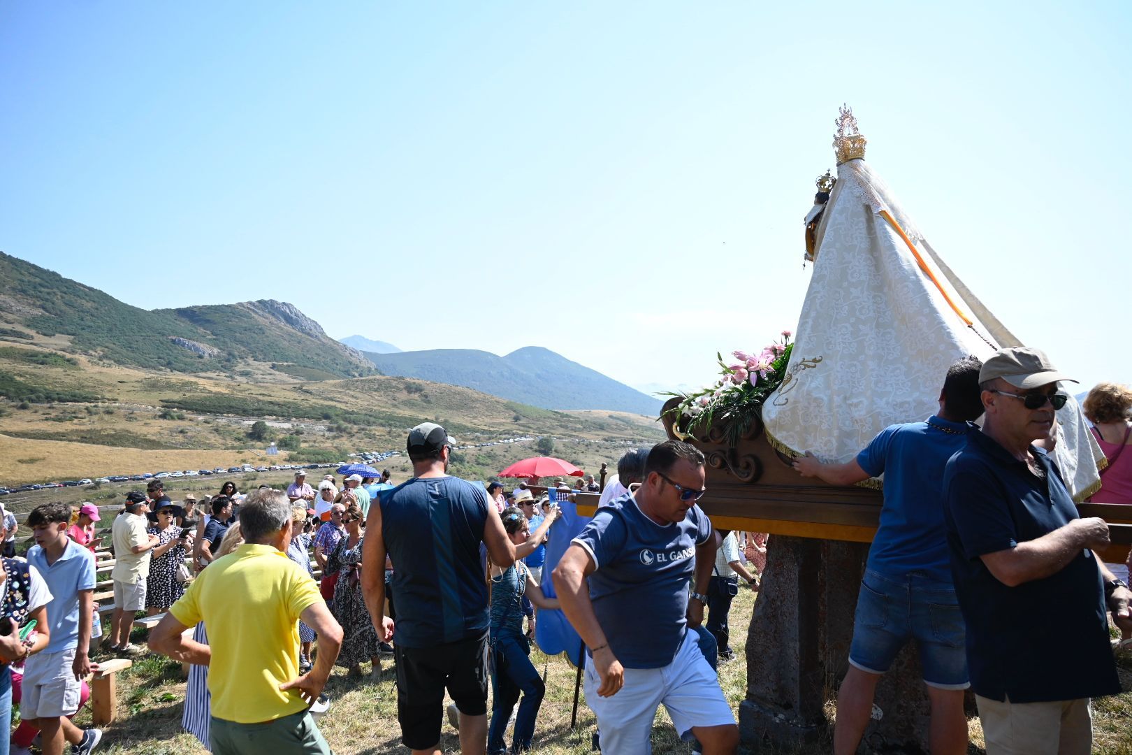 Procesión de la Virgen de Riosol en Maraña, este 15 de agosto. | SAÚL ARÉN