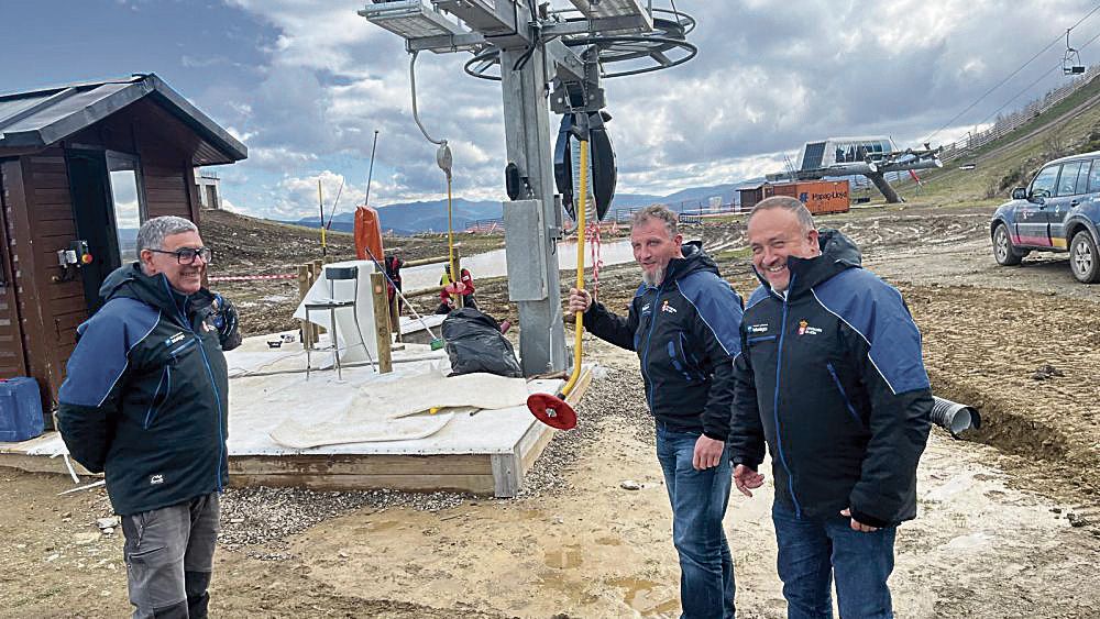 Courel y el responsable de Turismo visitando Leitariegos a finales del pasado año. | L.N.C.