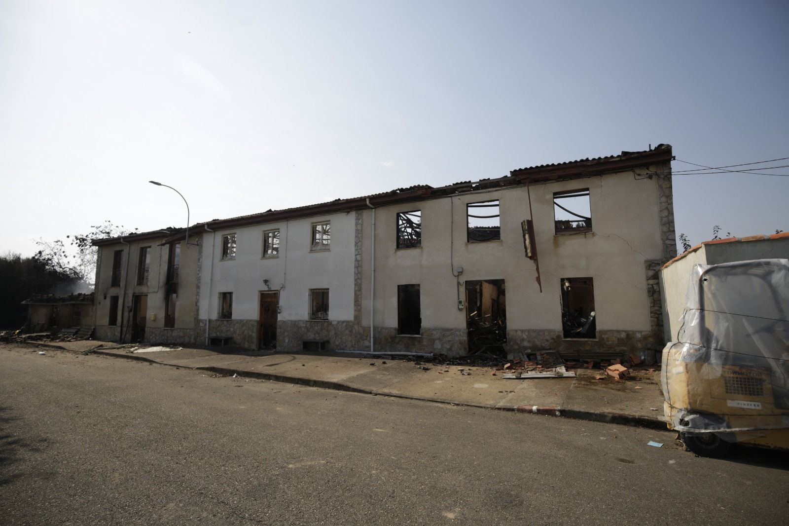 Vivienda arrasada por el fuego en Villamontán de la Valduerna. | FERNANDO OTERO