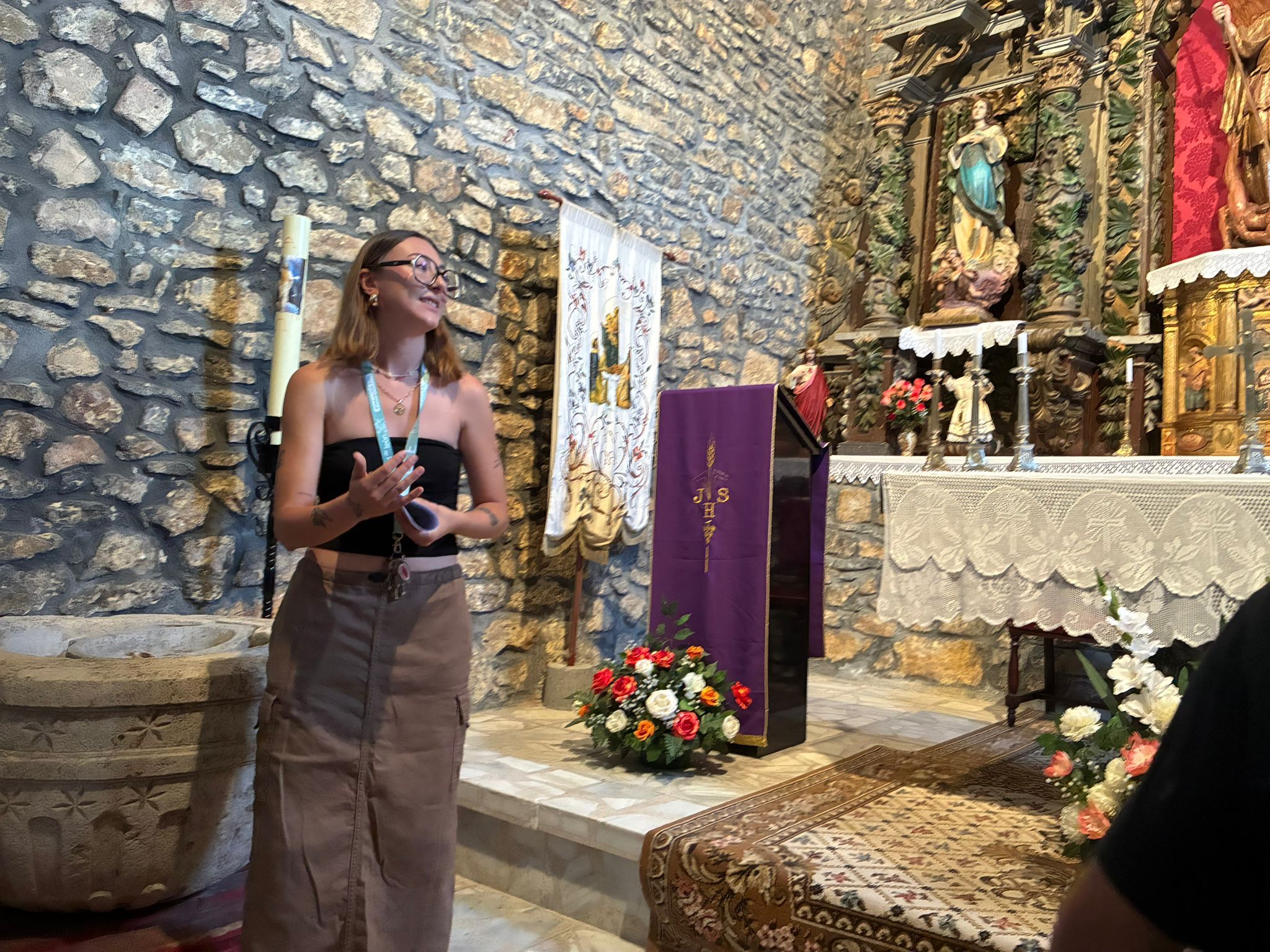 La estudiante de Historia e Historia del Arte, Sonia Calvo García, trabaja en su pueblo, Oceja de Valellorma, con una beca Ralbar. | L.N.C.