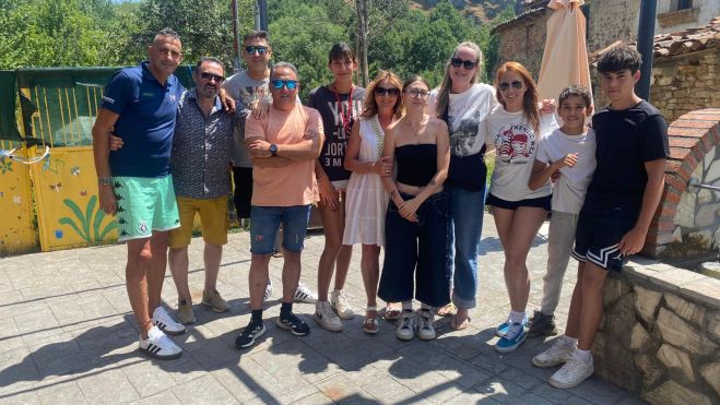 Algunos de los habitantes de Oceja de Valdellorna junto a Sonia Calvo García (quinta por la derecha), estudiante de la Universidad de León.L.N.C. Algunos de los habitantes de Oceja de Valdellorna junto a Sonia Calvo García (quinta por la derecha), estudiante de la Universidad de León.L.N.C.