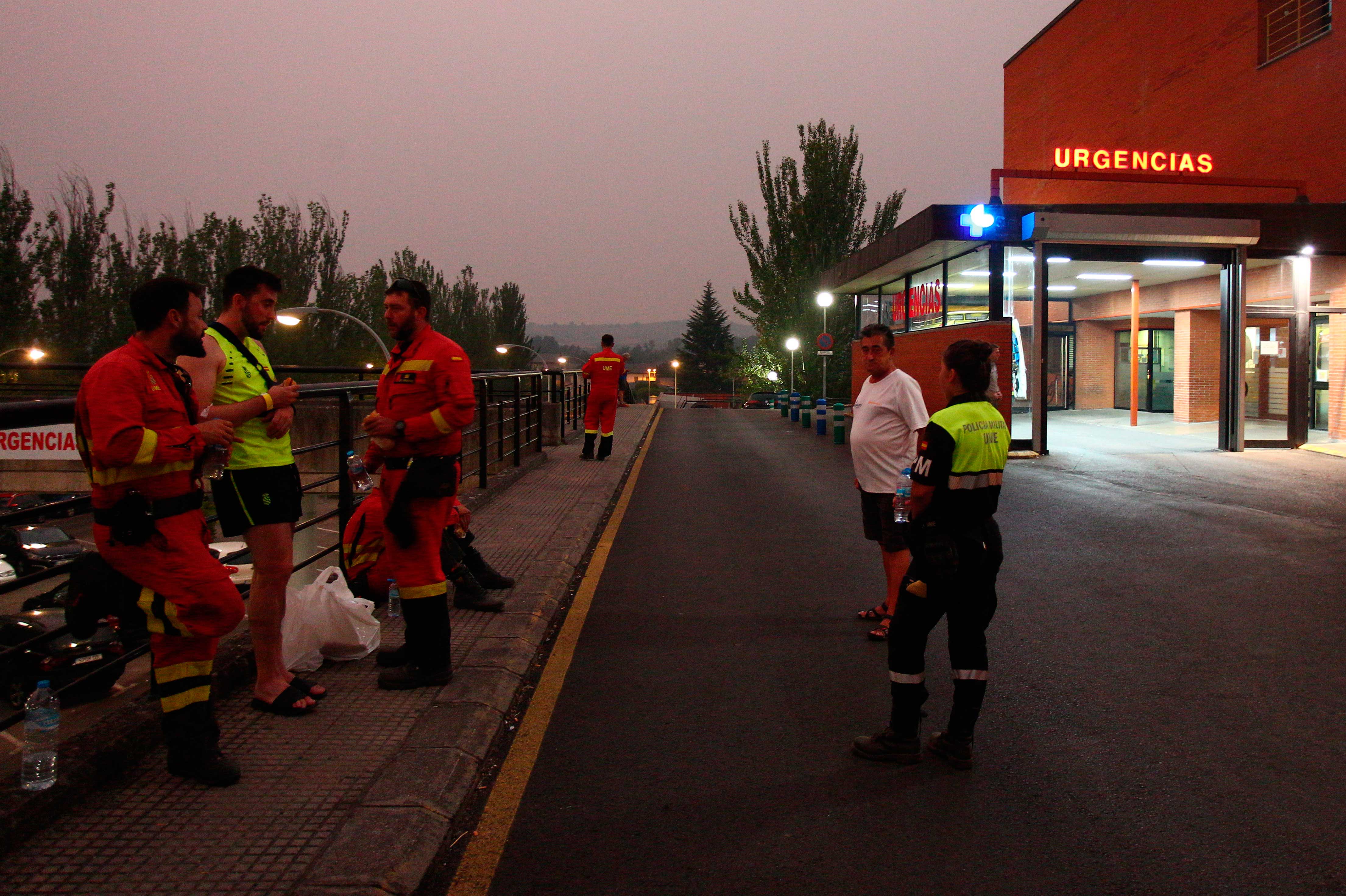 Efectivos de la UME junto a uno de sus compañeros herido en el incendio de Yeres en el hospital El Bierzo de Ponferrada. | CÉSAR HORNIJA (Ical)