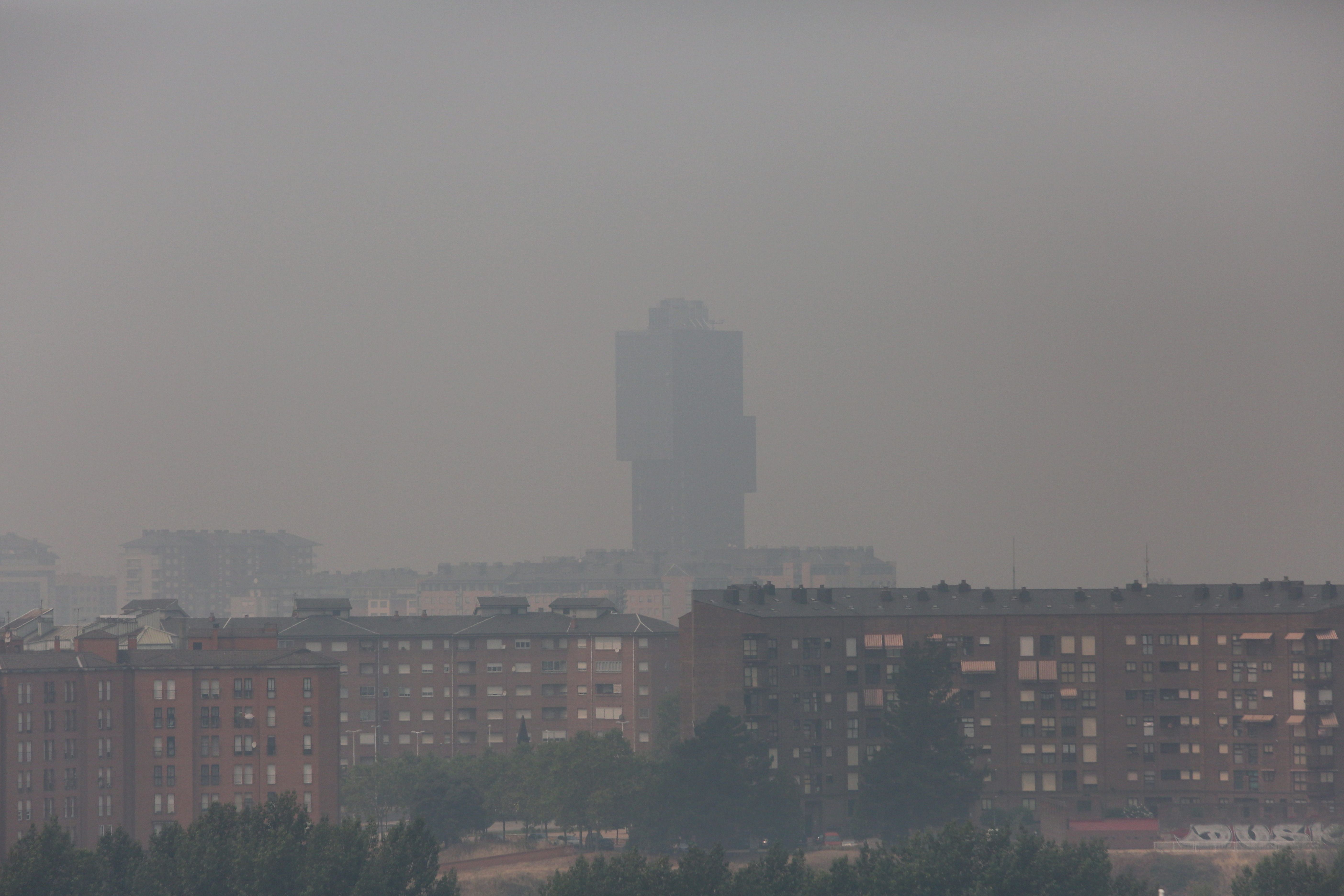 Intenso humo en Ponferrada por los incendios que afectan al Valle del Silencio. | CÉSAR HORNIJA (ICAL)