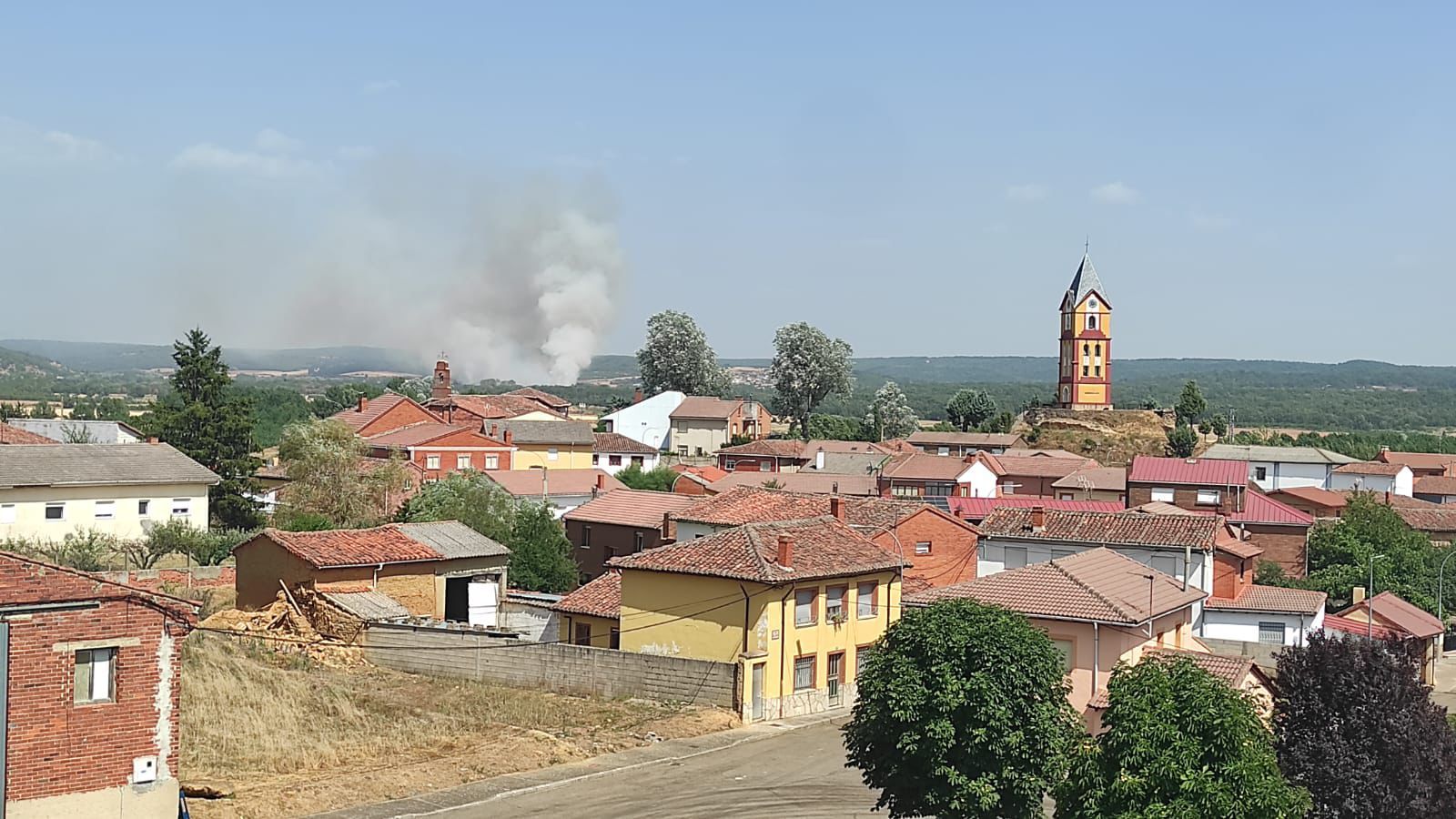 Así se ve desde Almanza el incendio desatado en la localidad de Canalejas. | LNC