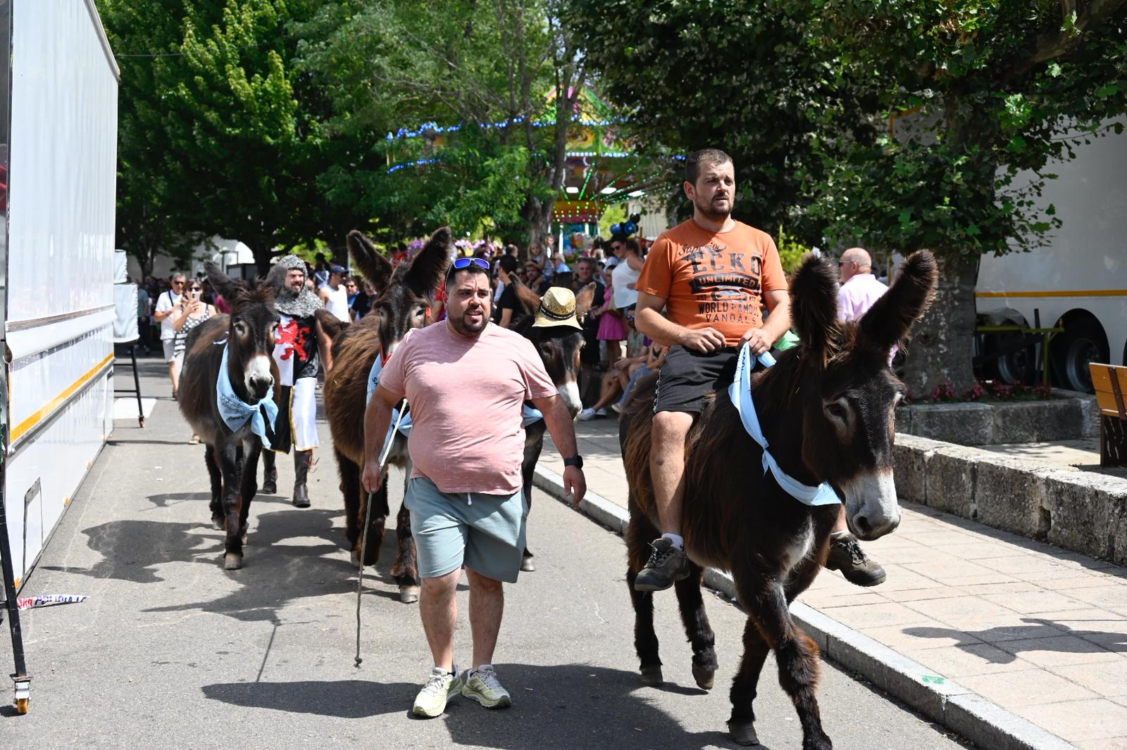Cinco burros participaron en uno de los eventos más tradicionales de las fiestas de San Roque en Boñar, aunque esta vez la carrera se quedó en paseo. | SAÚL ARÉN