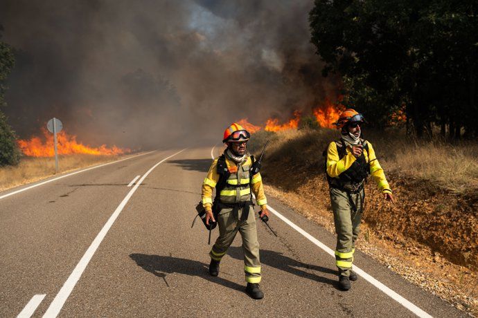 Dos bomberos trabajan para extinguir el incendio de Molezuelas de la Carballeda, Zamora | EUROPA PRESS