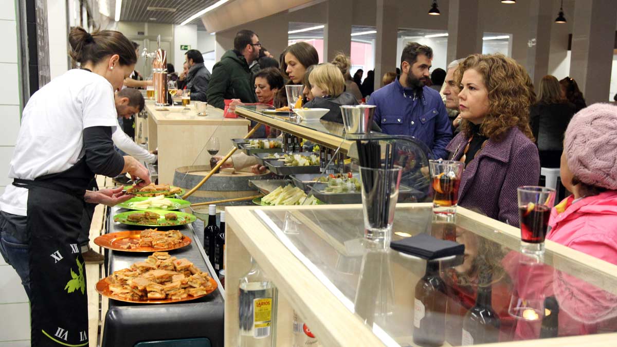 Una trabajadora prepara tapas en un establecimiento de hostelería de la provincia en un momento de gran afluencia de público. | ICAL