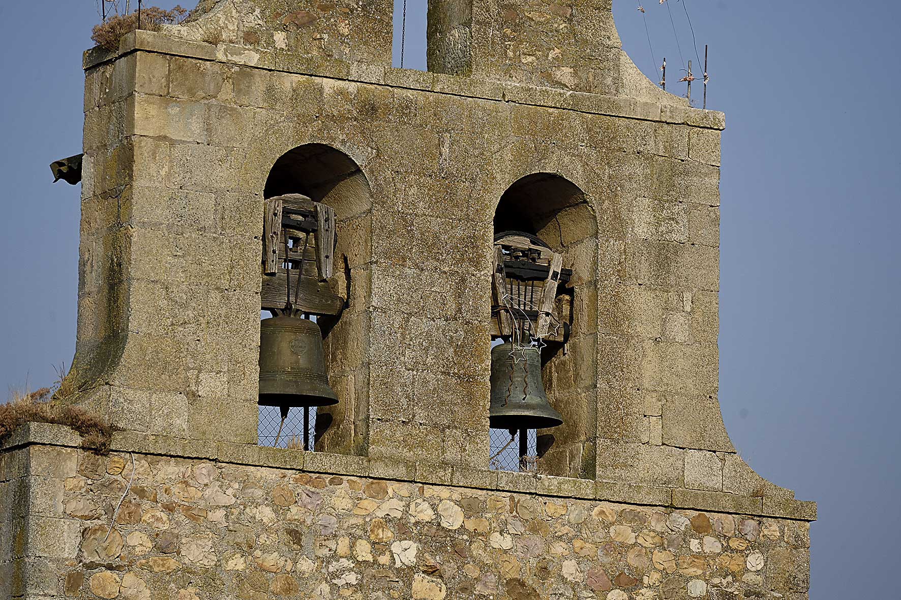 Las campanas se han vuelto fundamentales en los últimos días para luchar contra las voraces llamas de los incendios de la provincia. | SAÚL ARÉN Las campanas se han vuelto fundamentales en los últimos días para luchar contra las voraces llamas de los incendios de la provincia. | SAÚL ARÉN