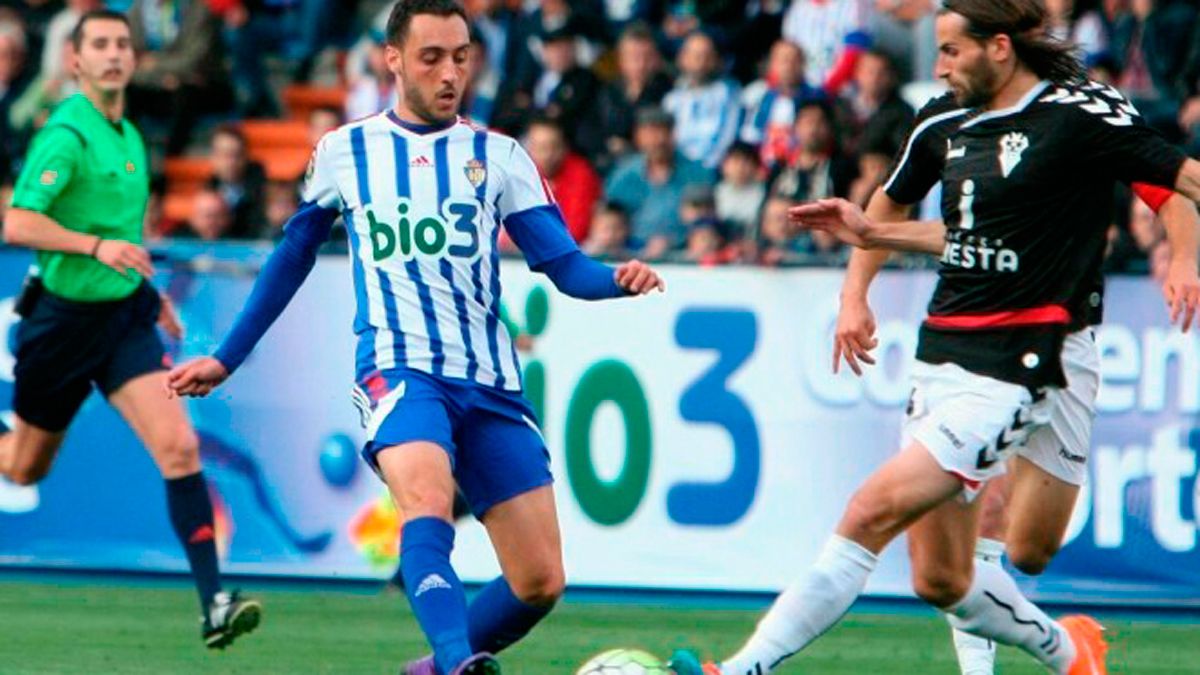 Gonzalo de la Fuente intenta robarle el balón a Aguza en el partido disputado en El Toralín. | LA LIGA