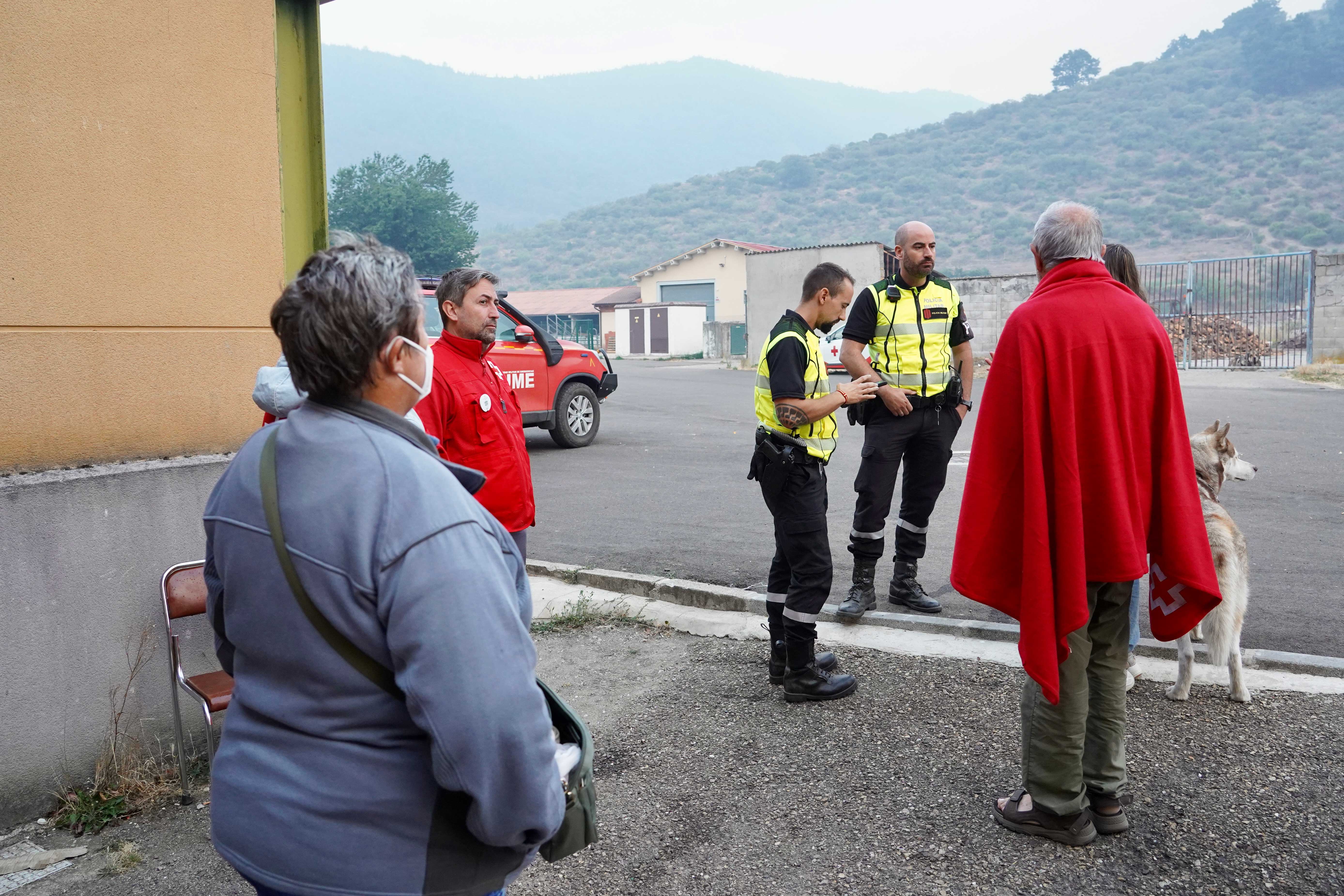 Efectivos de la UME conversan con los vecinos desalojados de diversas localidades de Boca de Huérgano. | MIRIAM CHACÓN ( Ical)