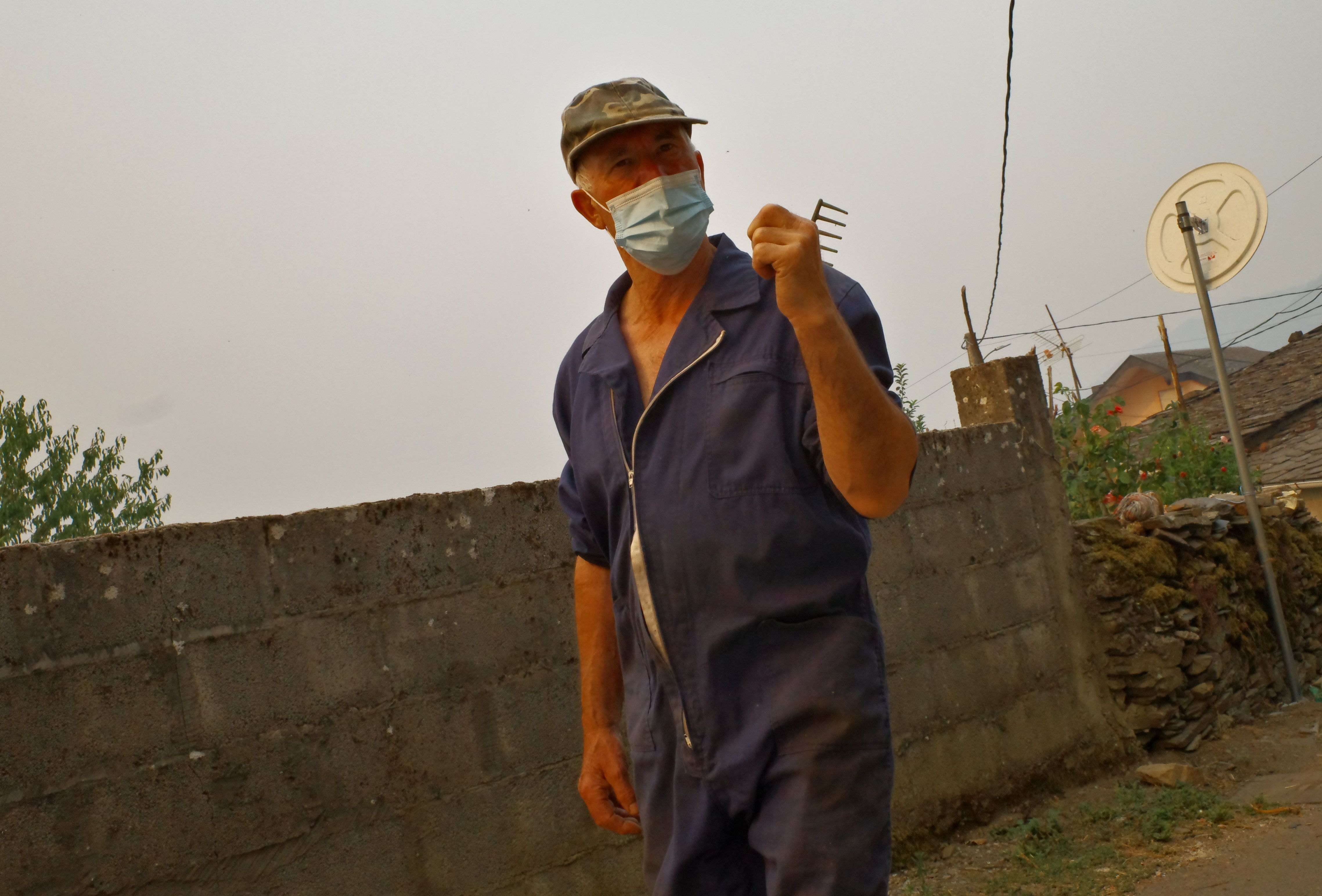 Vecinos de Oencia durante el incendio. | CÉSAR HORNIJA ( Ical)