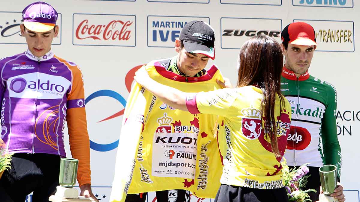 Pódium final de la Vuelta a León, con Burmann recibiendo el maillot. | FRAN SABUGO