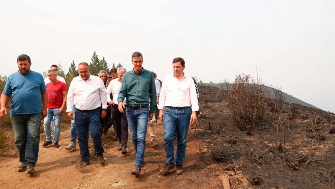  Sánchez acudió esta tarde a visitar la zona de Villablino. POOL MONCLOA / FERNANDO CALVO