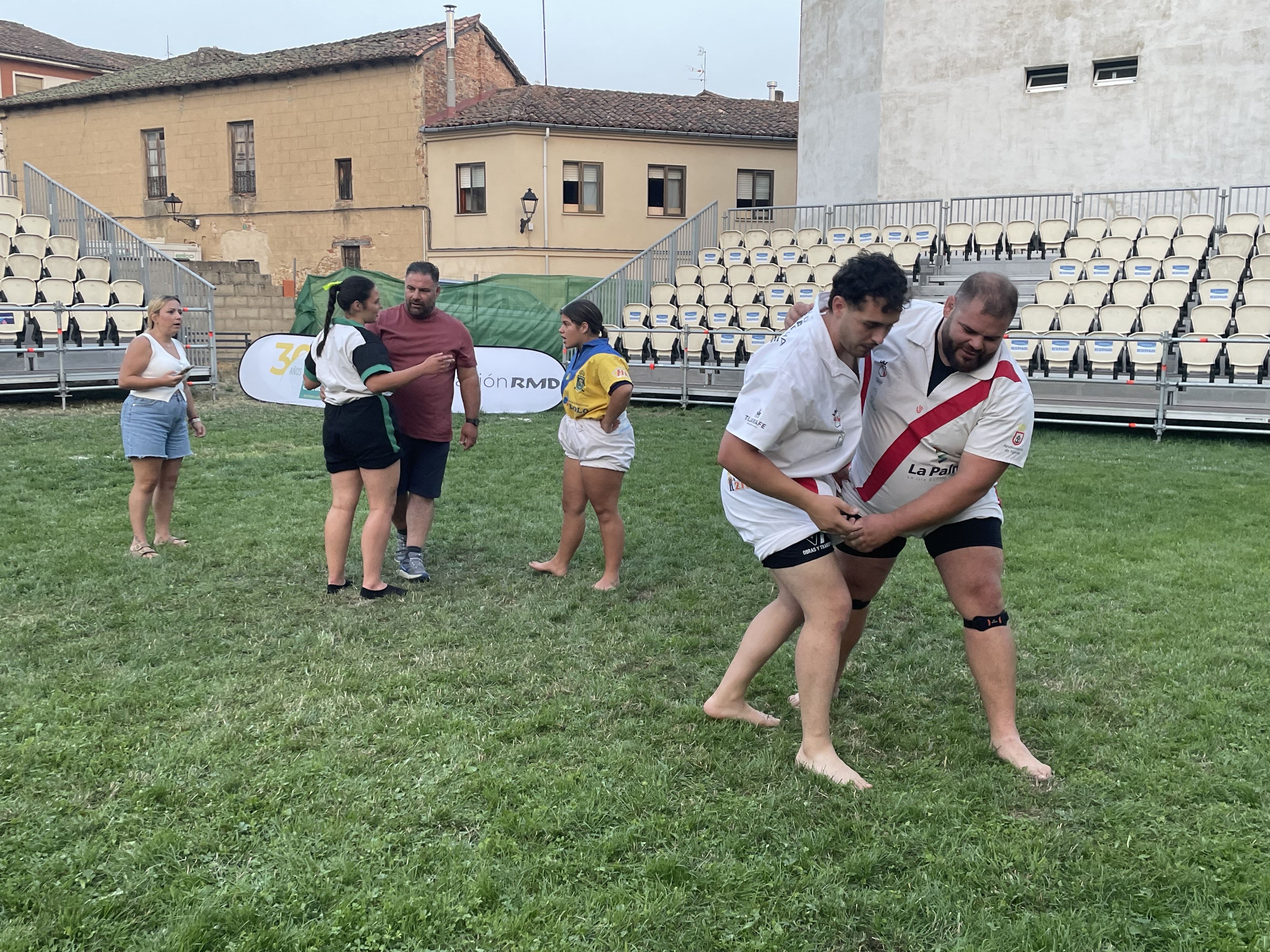Sergio Hernández le explicó a Pedro Alvarado las características de la lucha canaria, para la que cree que está muy dotado «el Kamikaze de Cistierna»