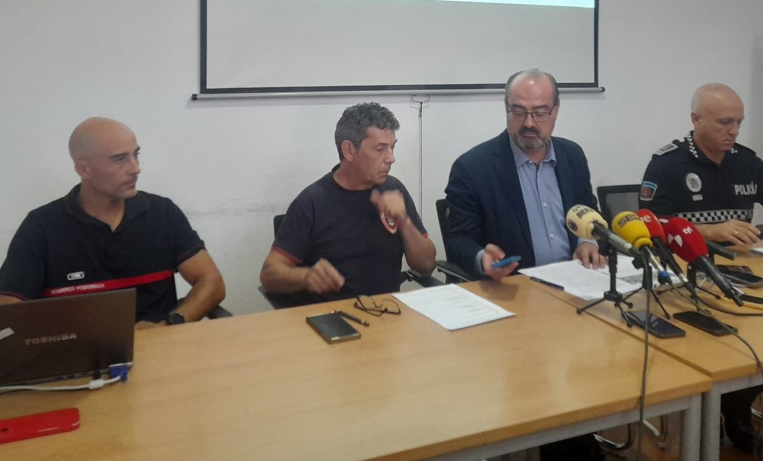 Rueda de prensa en el parque de Bomberos para conocer las últimas informaciones de su intervención en los incendios. | MAR IGLESIAS Rueda de prensa en el parque de Bomberos para conocer las últimas informaciones de su intervención en los incendios. | MAR IGLESIAS